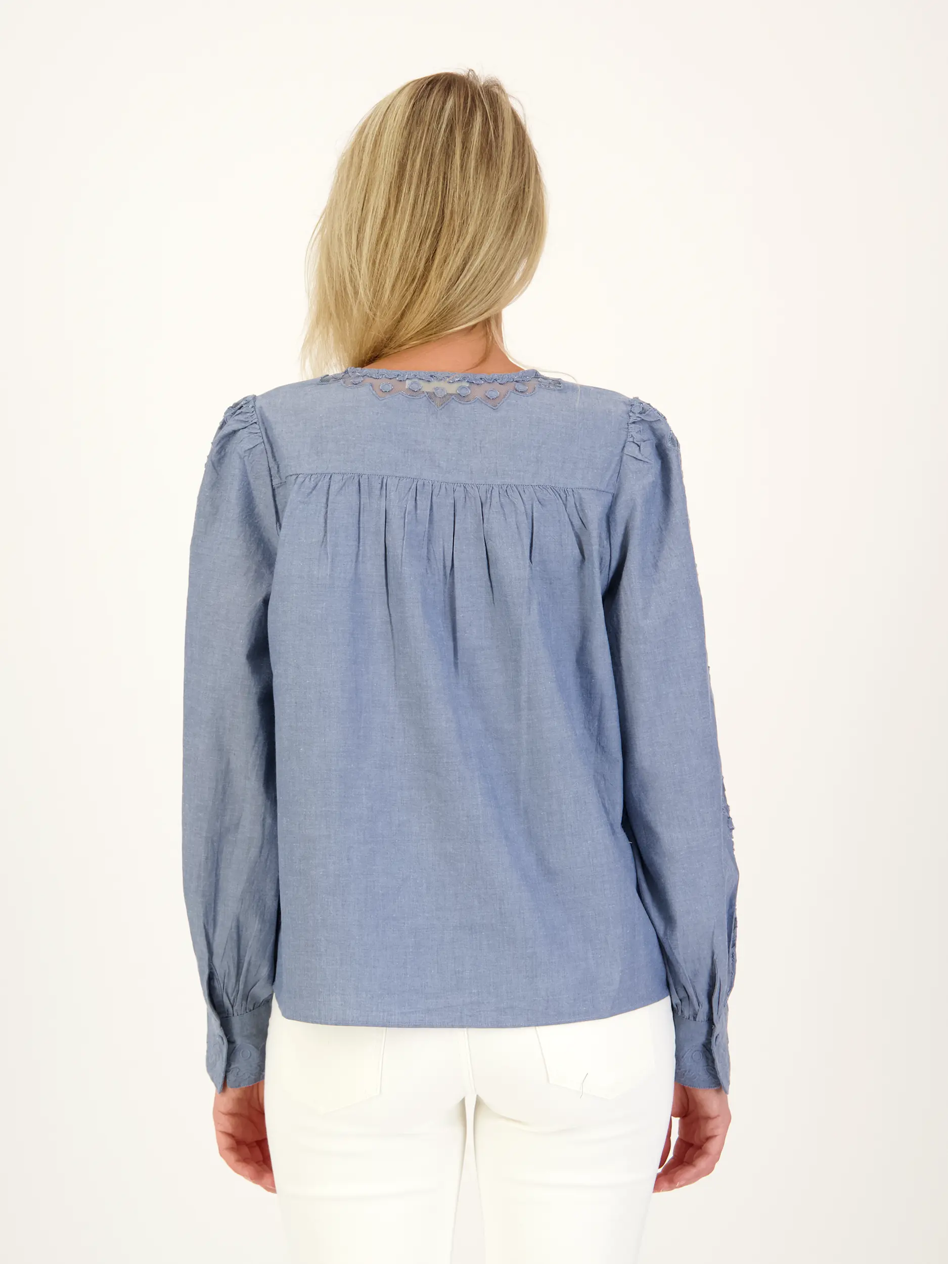 Baumwollbluse 'Kady' mit Stickerei langarm - Artikel Rückseite getragen von einem Modell