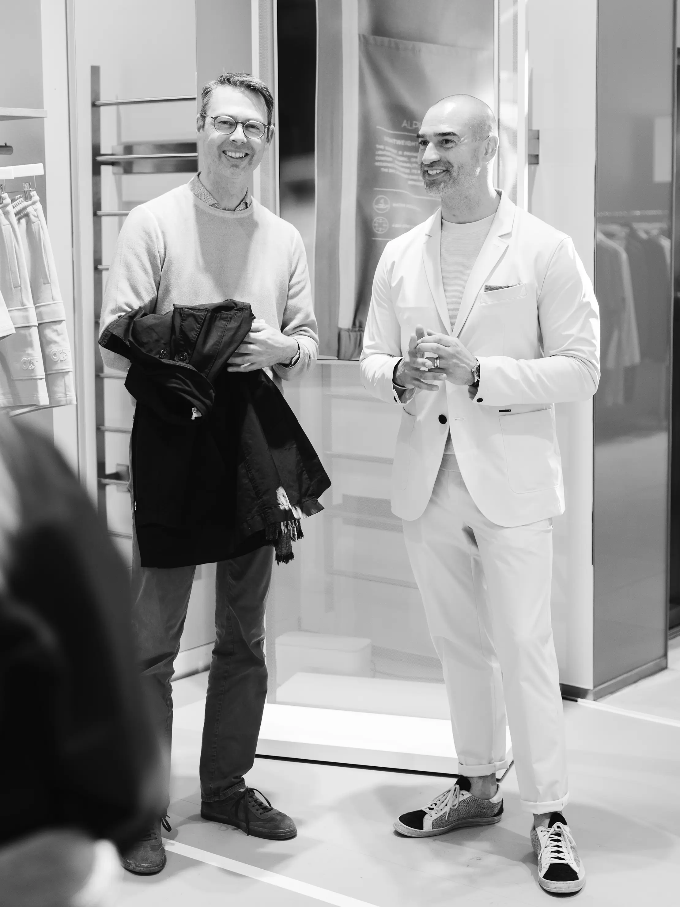 Das Bild zeigt unsere Mitarbeiter im Gespräch mit Kunden.