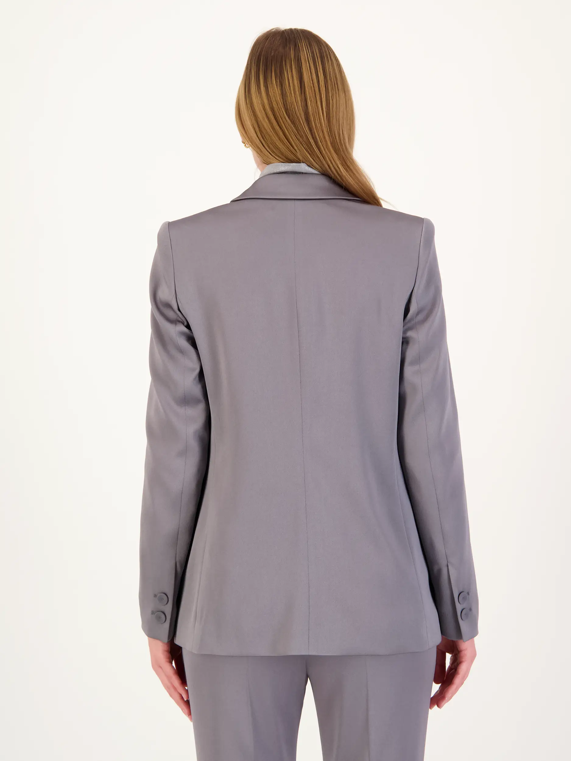 Satinblazer - Artikel Rückseite getragen von einem Modell - Farbe: Grau