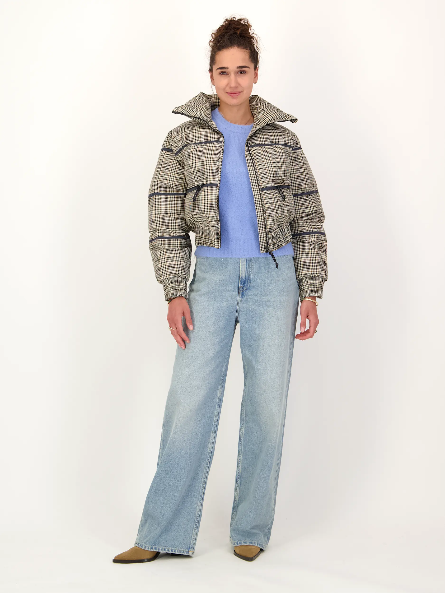 Daunenjacke 'Amaya' - Artikel Teil eines Outfits getragen von einem Modell - Farbe: Grau