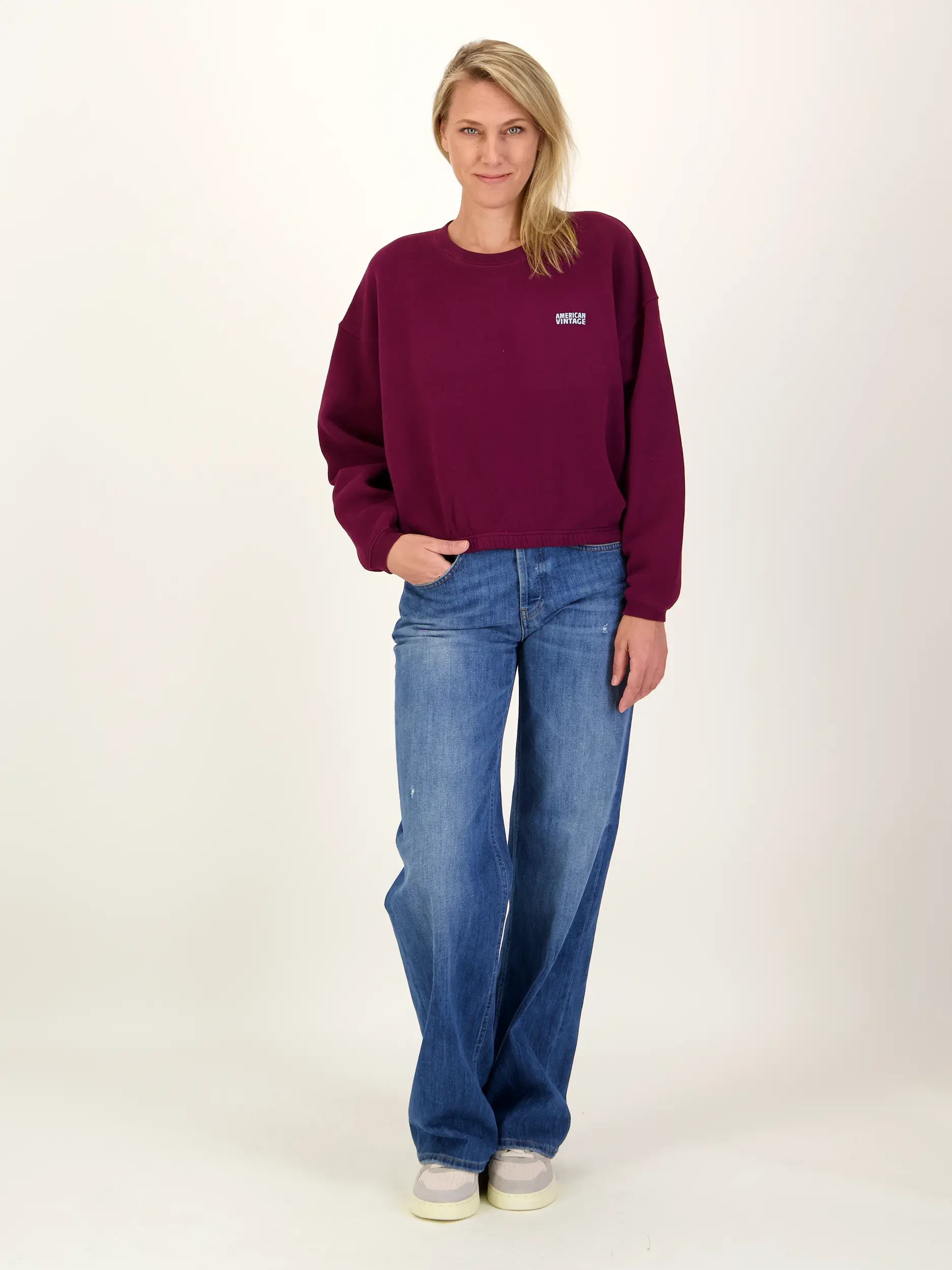 Sweatshirt - Artikel Teil eines Outfits getragen von einem Modell