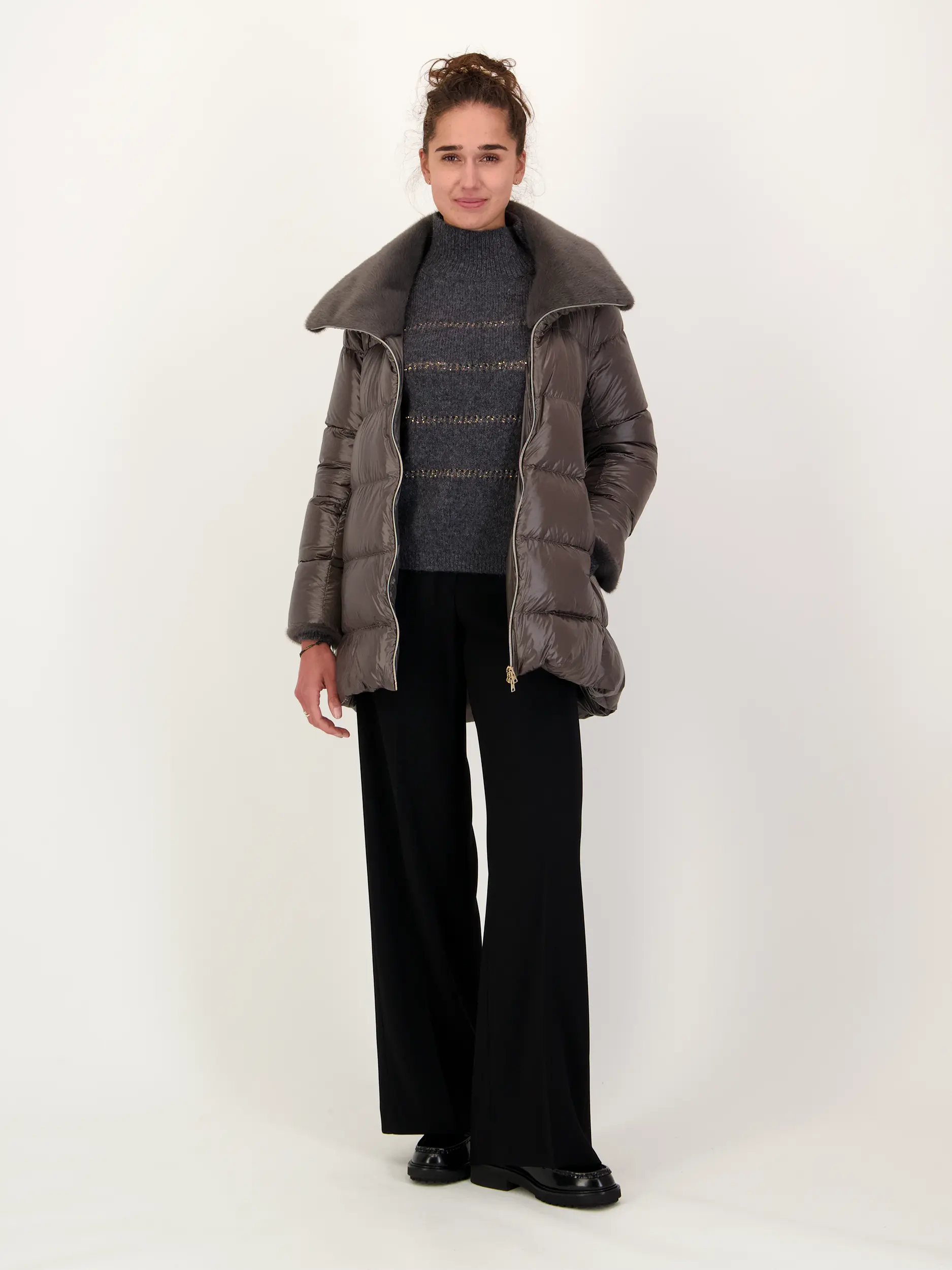Daunenjacke mit Faux Fellkragen - Artikel Teil eines Outfits getragen von einem Modell - Farbe: Grau