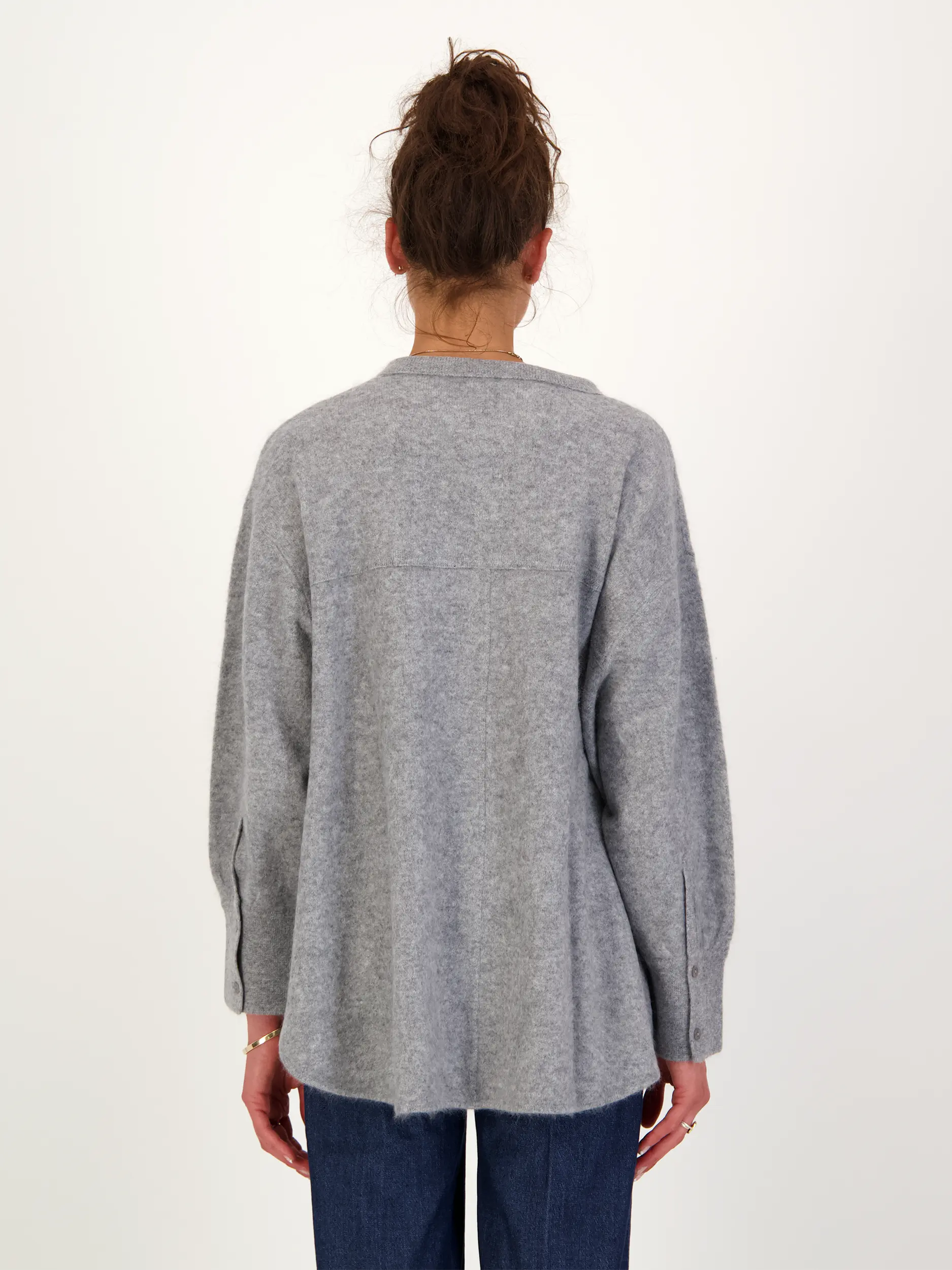 Strickjacke aus Kaschmir langarm - Artikel Rückseite getragen von einem Modell - Farbe: Grau