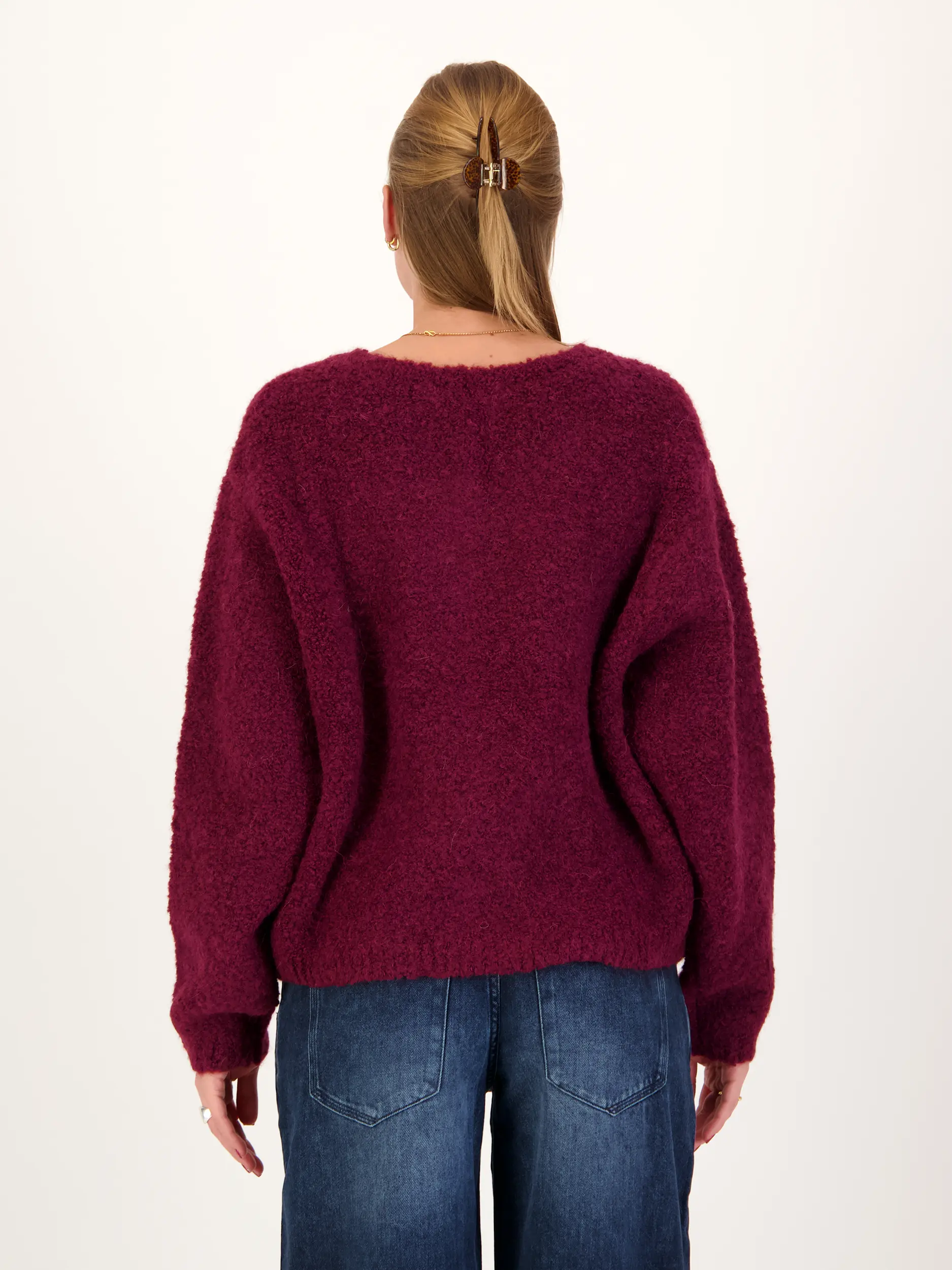Strickjacke aus Woll-Mix - Artikel Rückseite getragen von einem Modell - Farbe: Rot