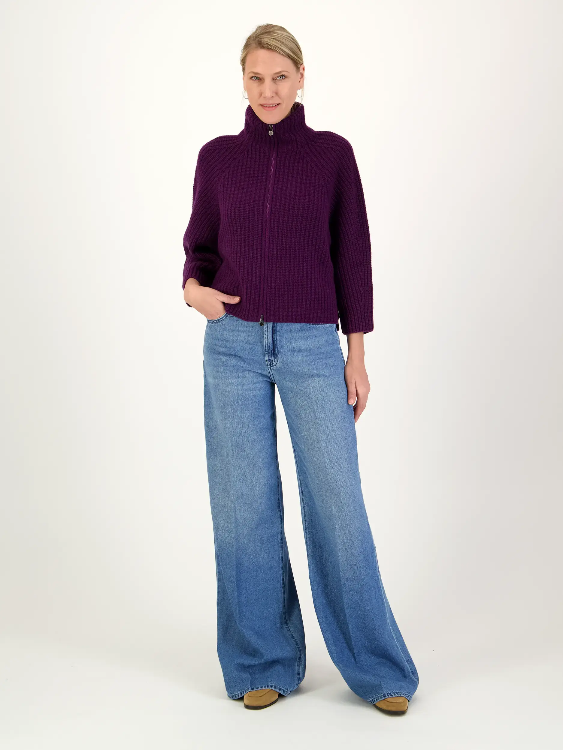 Strickjacke 'Fallou zip' aus Kaschmir - Artikel Teil eines Outfits getragen von einem Modell - Farbe: Violett