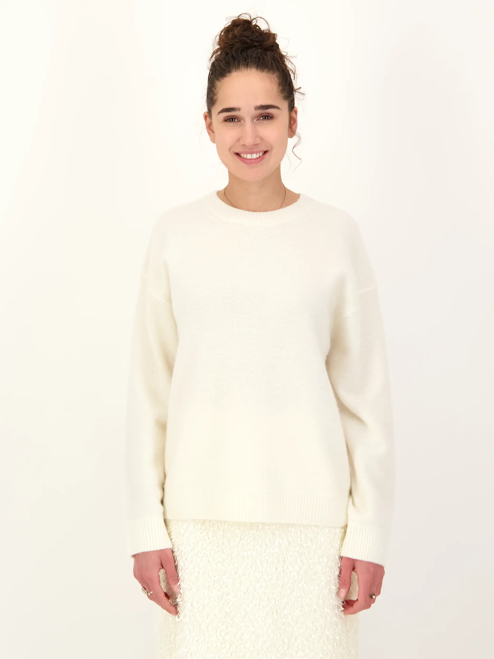 Pullover aus Kaschmir langarm - Artikel Vorderseite getragen von einem Modell - Farbe: Creme