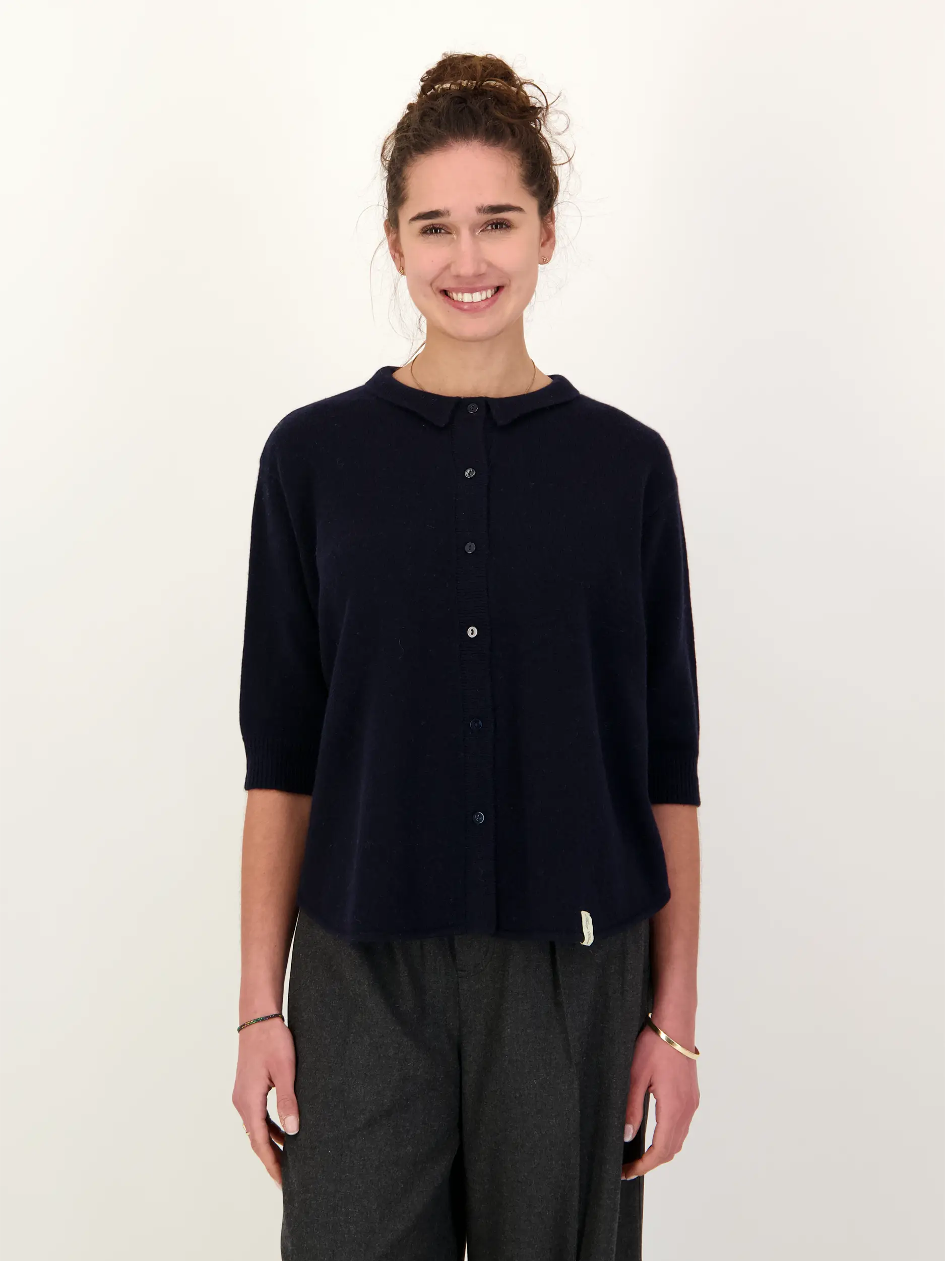 Strickjacke aus Kaschmir Mix - Artikel Vorderseite getragen von einem Modell - Farbe: Blau