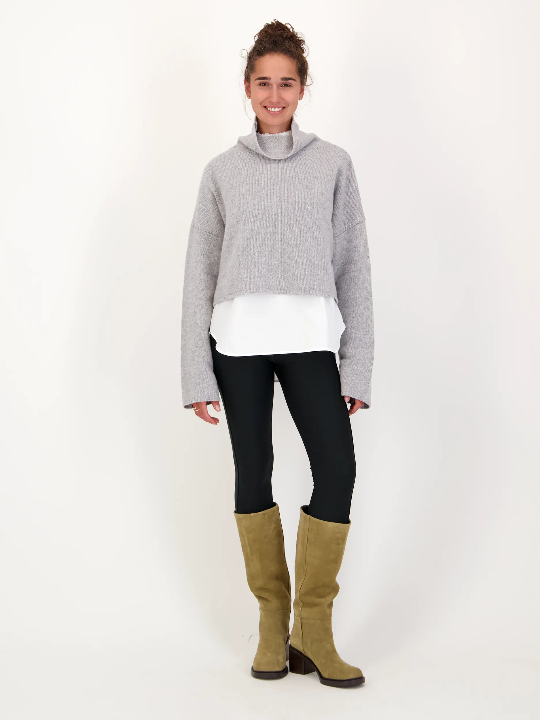 Pullover 'Carli' aus Merinowolle langarm - Artikel Teil eines Outfits getragen von einem Modell - Farbe: Grau