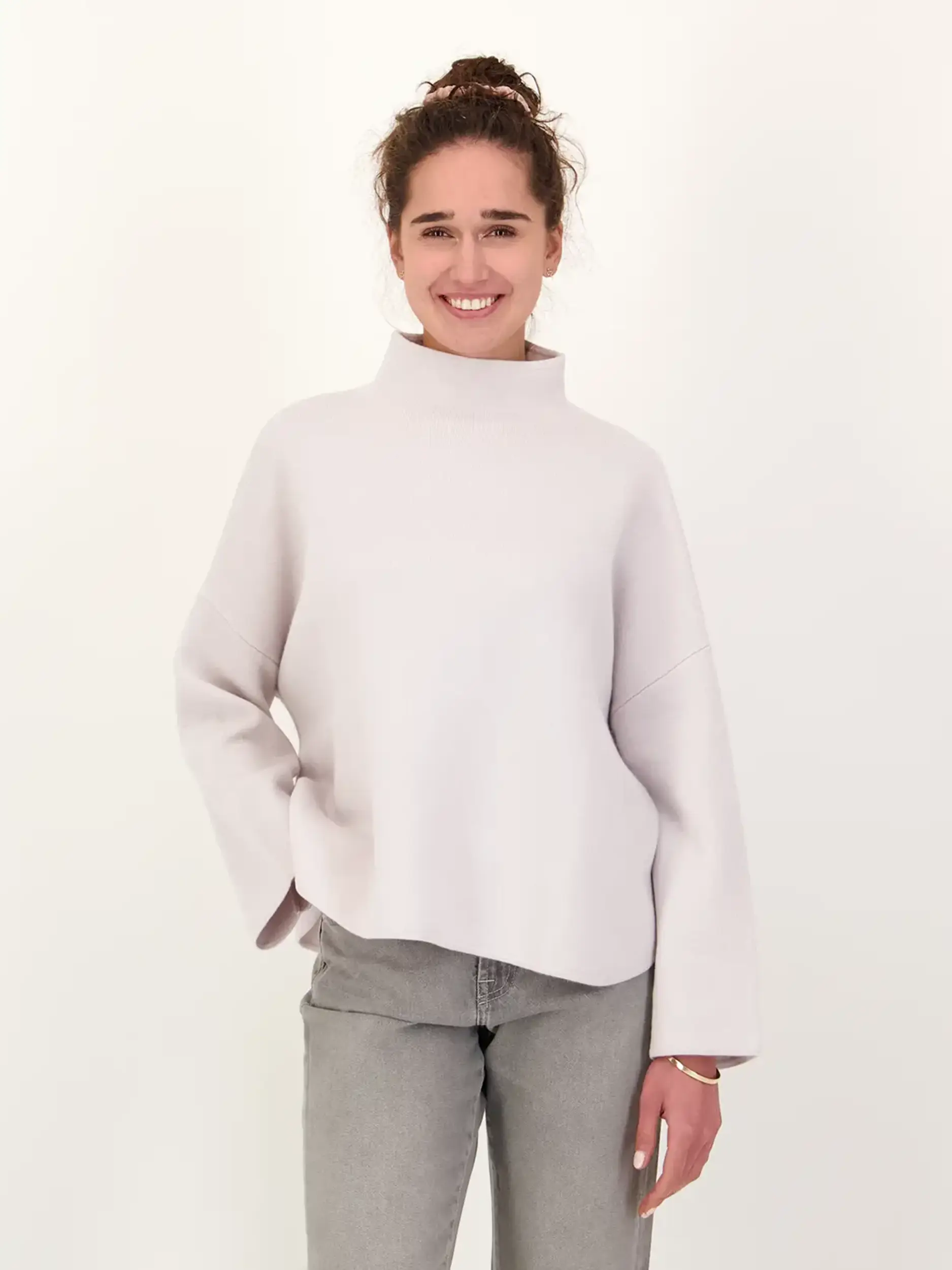 Pullover aus Wolle langarm - Artikel Vorderseite getragen von einem Modell - Farbe: Grau