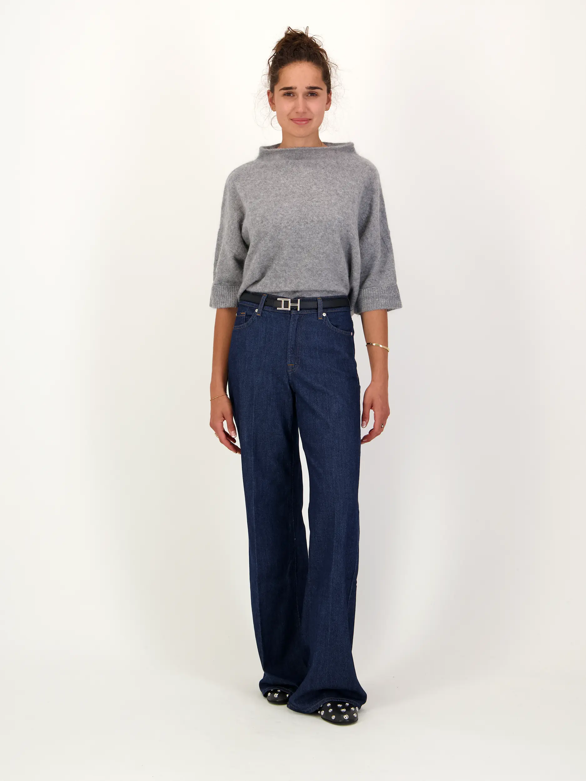 Pullover aus Kaschmir kurzarm - Artikel Teil eines Outfits getragen von einem Modell - Farbe: Grau