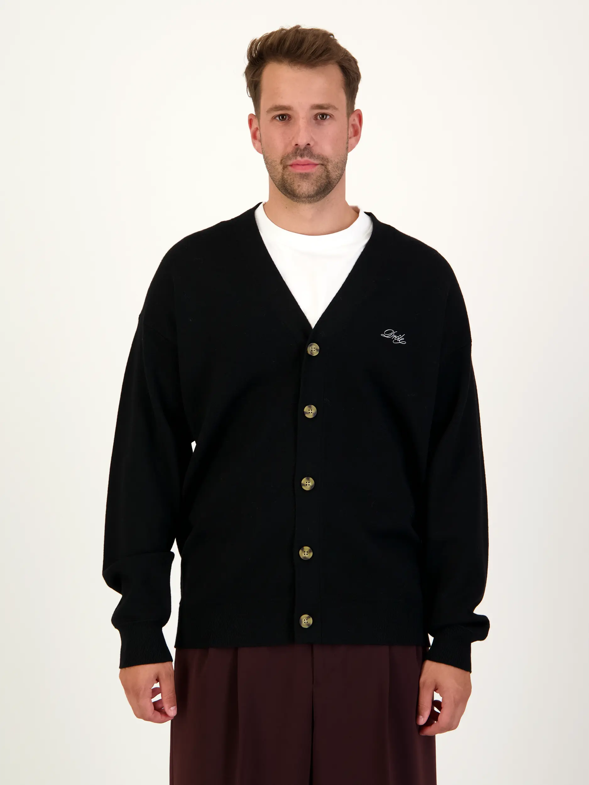 Strickjacke 'Le Cardigan Dròle' aus Wolle - Artikel Vorderseite getragen von einem Modell