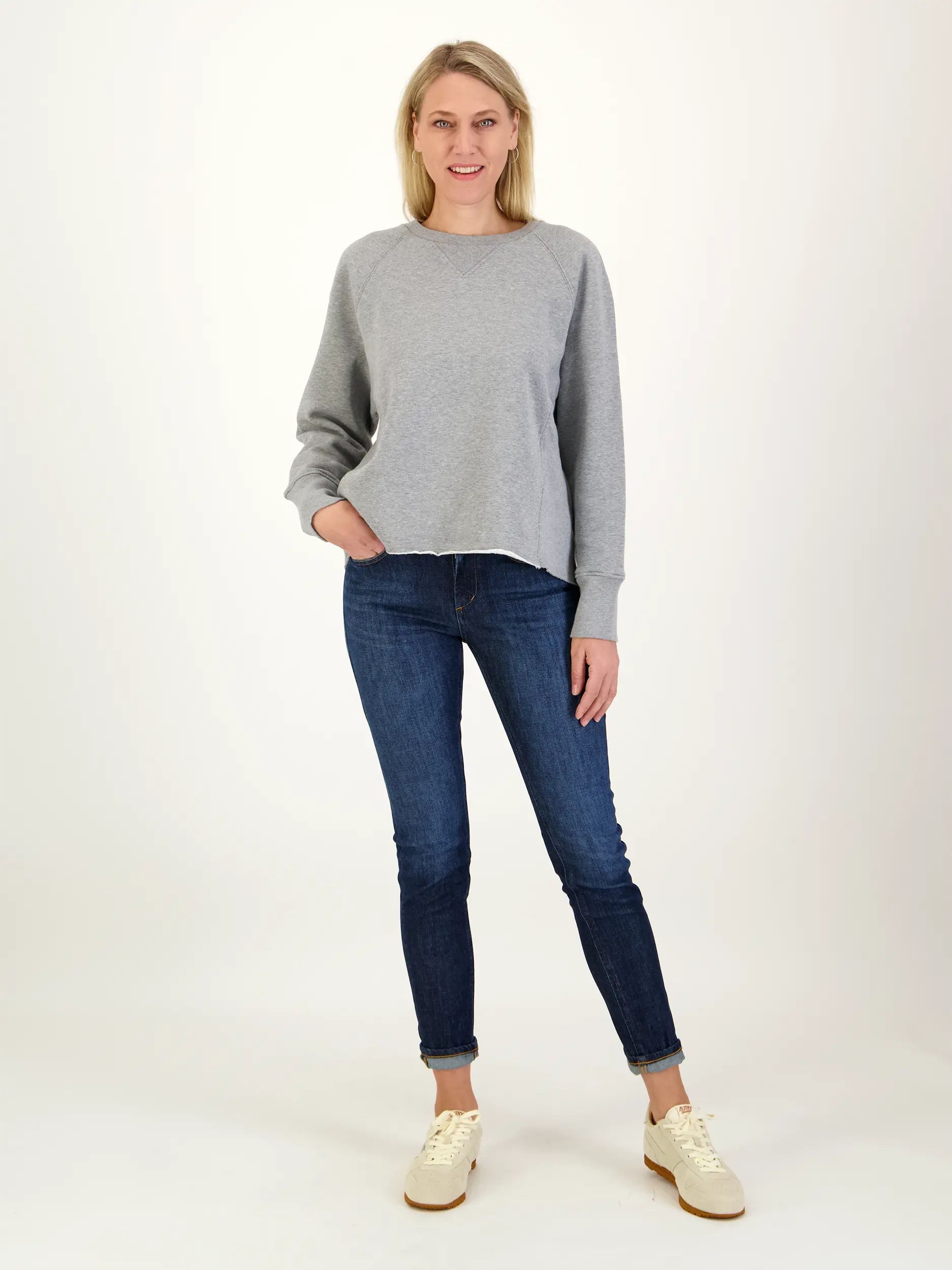 Sweatshirt - Artikel Teil eines Outfits getragen von einem Modell