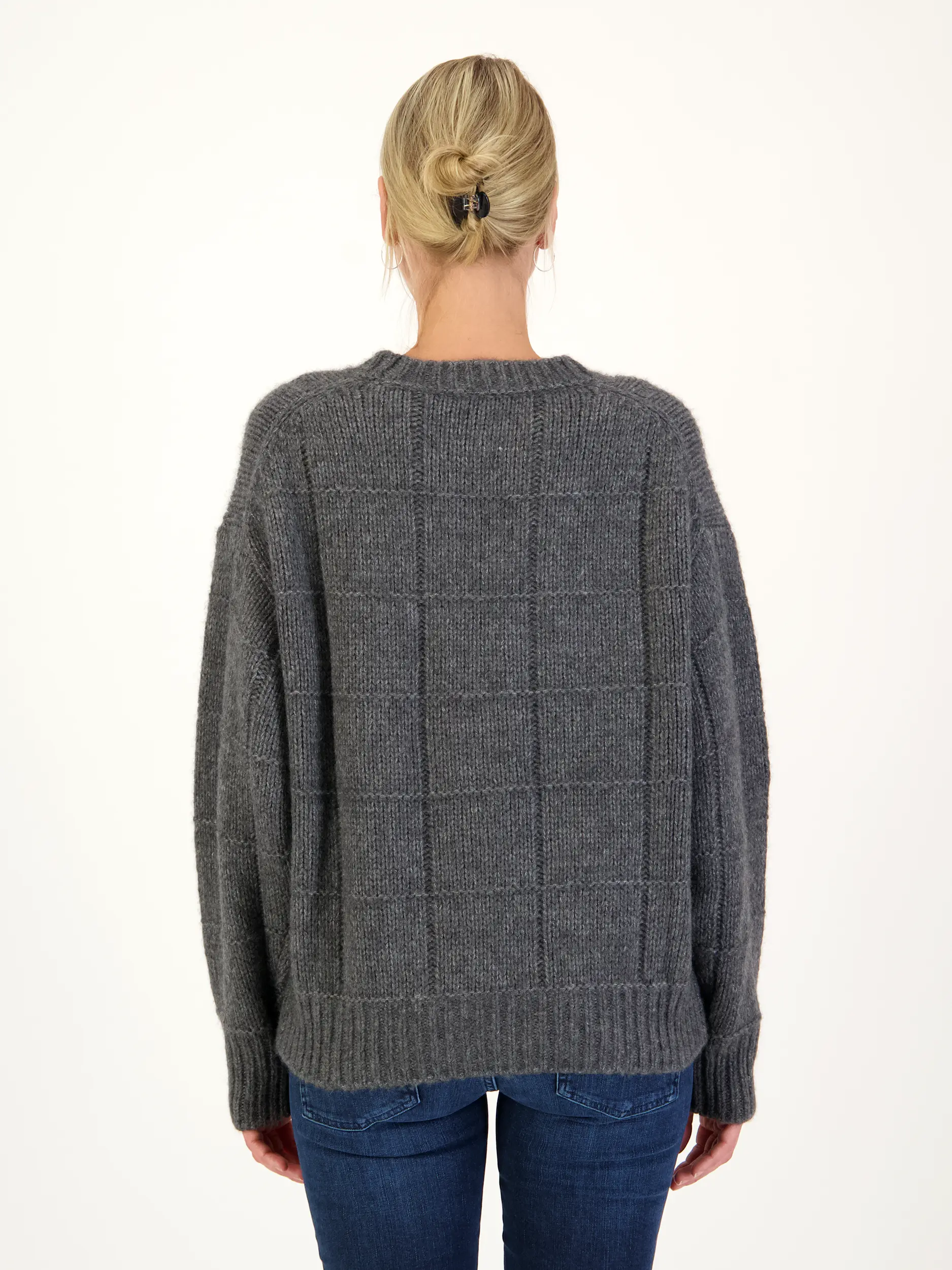 Pullover 'Karita' aus Kaschmir - Artikel Rückseite getragen von einem Modell - Farbe: Grau