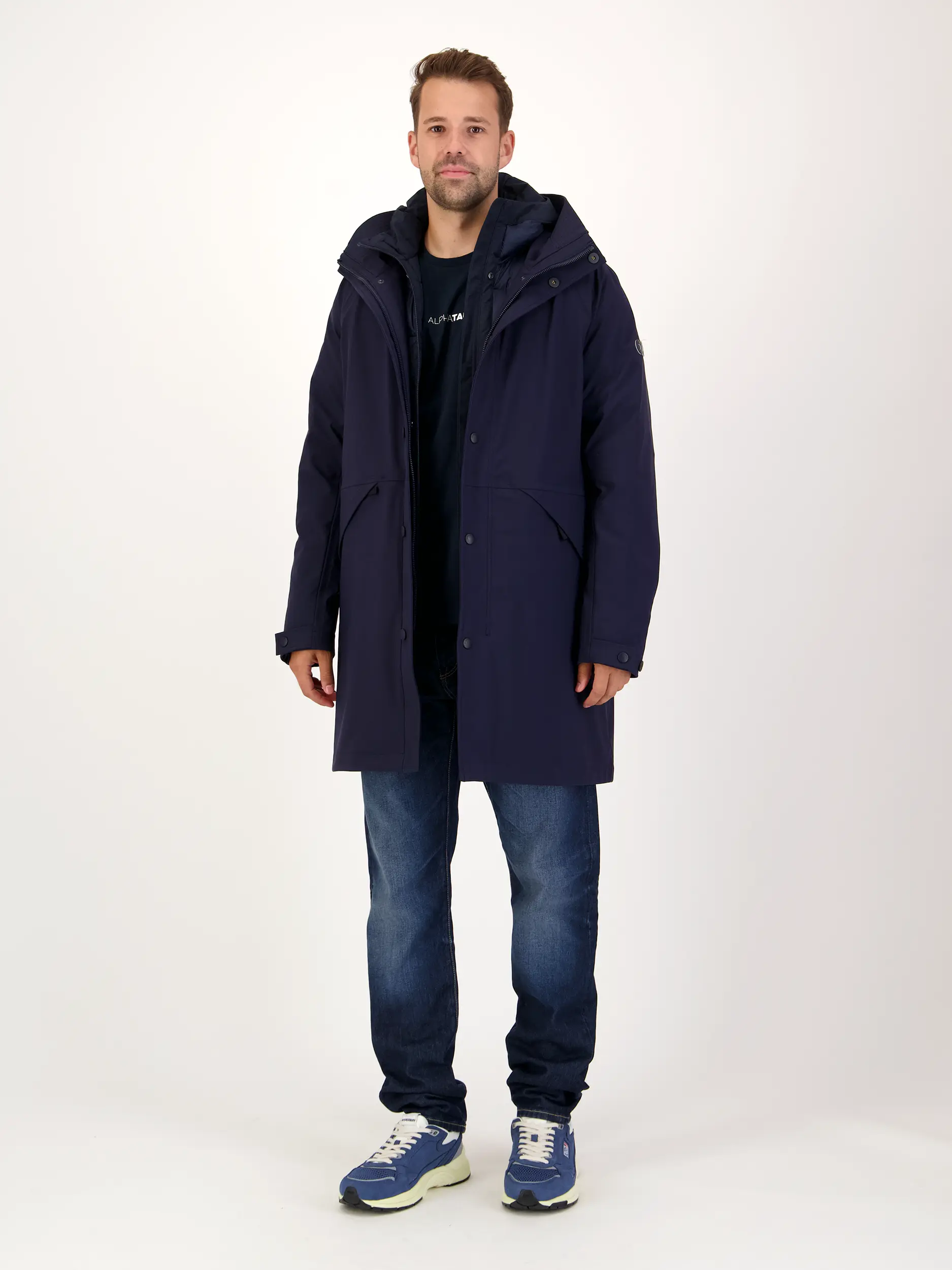 Wasserabweisende Jacke 'Oeren' - Artikel Teil eines Outfits getragen von einem Modell - Farbe: Blau