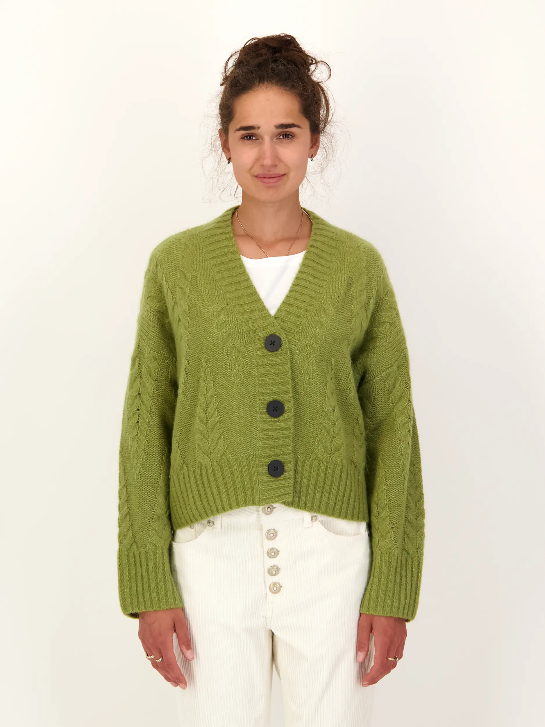 Strickjacke 'Bodnant' aus Kaschmir - Artikel Vorderseite getragen von einem Modell