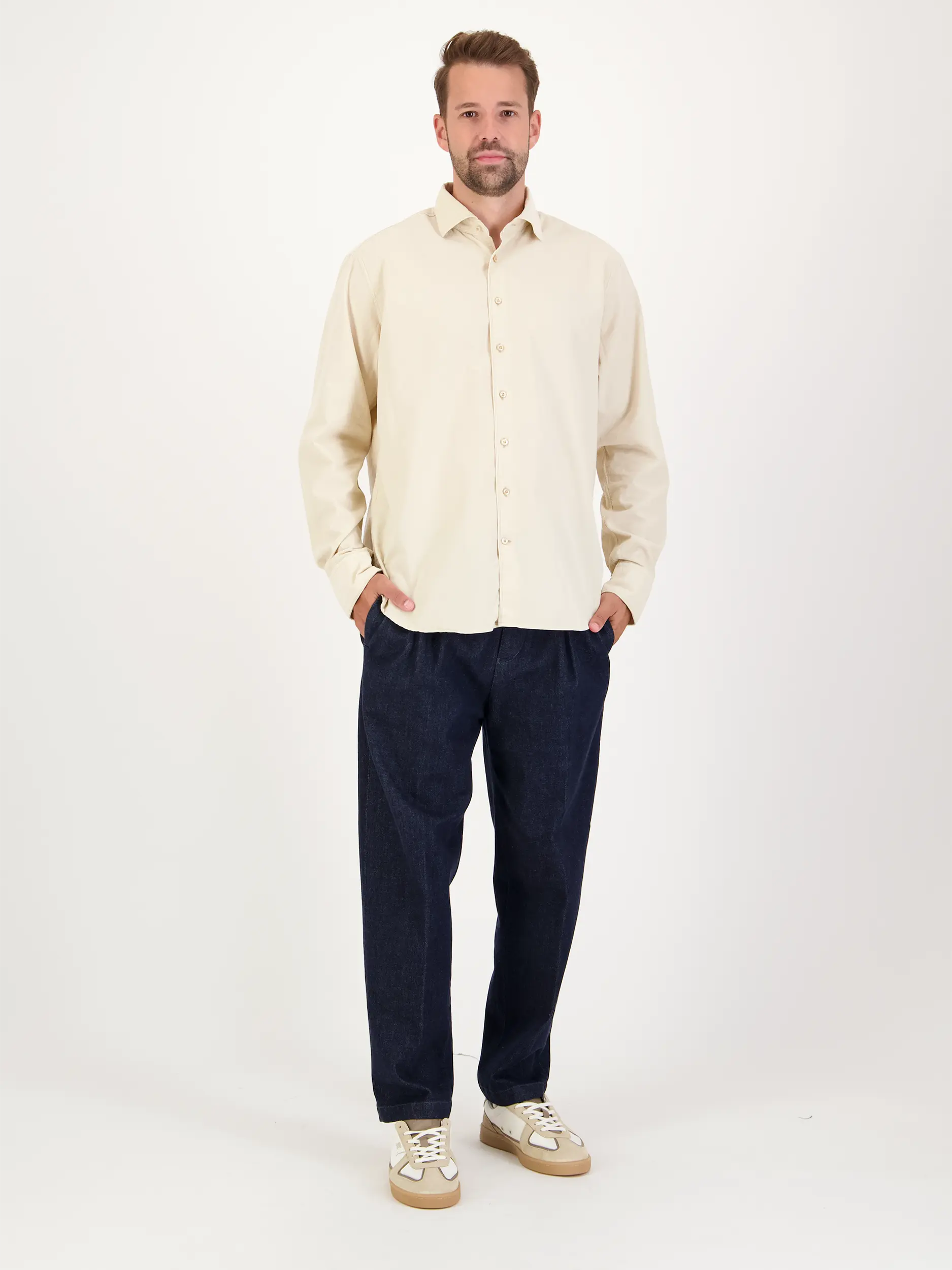 Cordhemd mit Haifischkragen langarm - Artikel Teil eines Outfits getragen von einem Modell - Farbe: Beige
