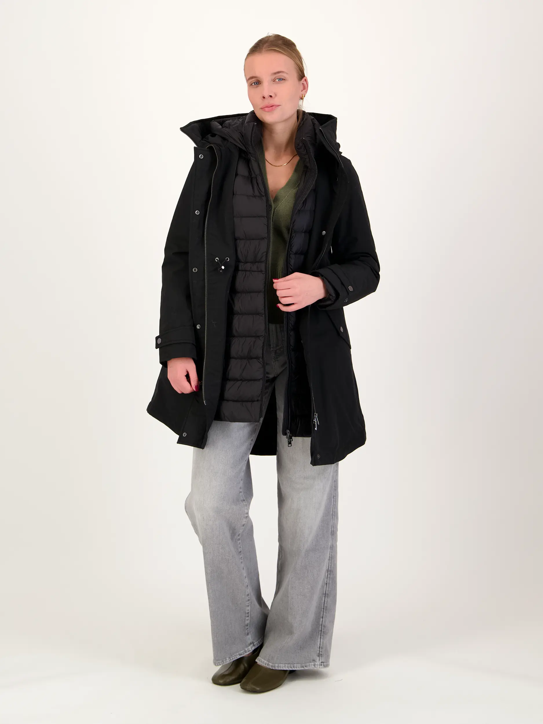 Parka 'Authentic' - Artikel Teil eines Outfits getragen von einem Modell - Farbe: Schwarz