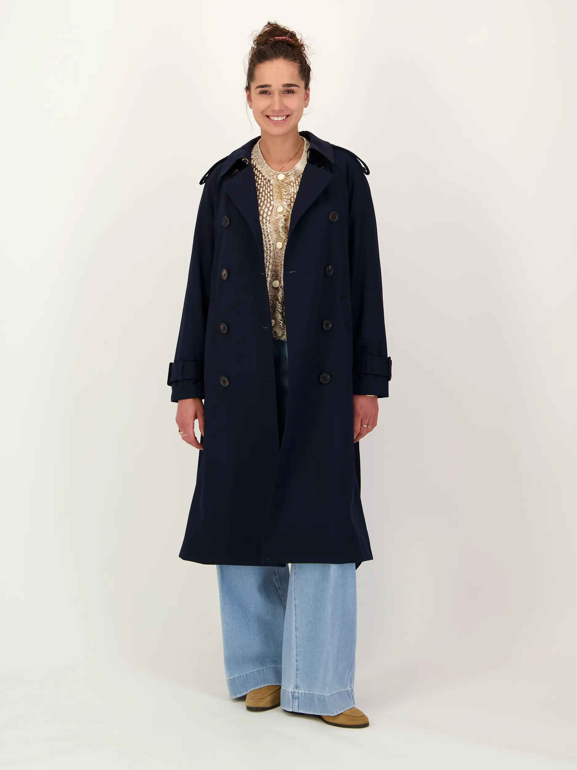 Gemusterte Strickjacke 'Sariyah knit' aus Woll-Mix mit Fransen - Artikel Teil eines Outfits getragen von einem Modell - Farbe: Braun