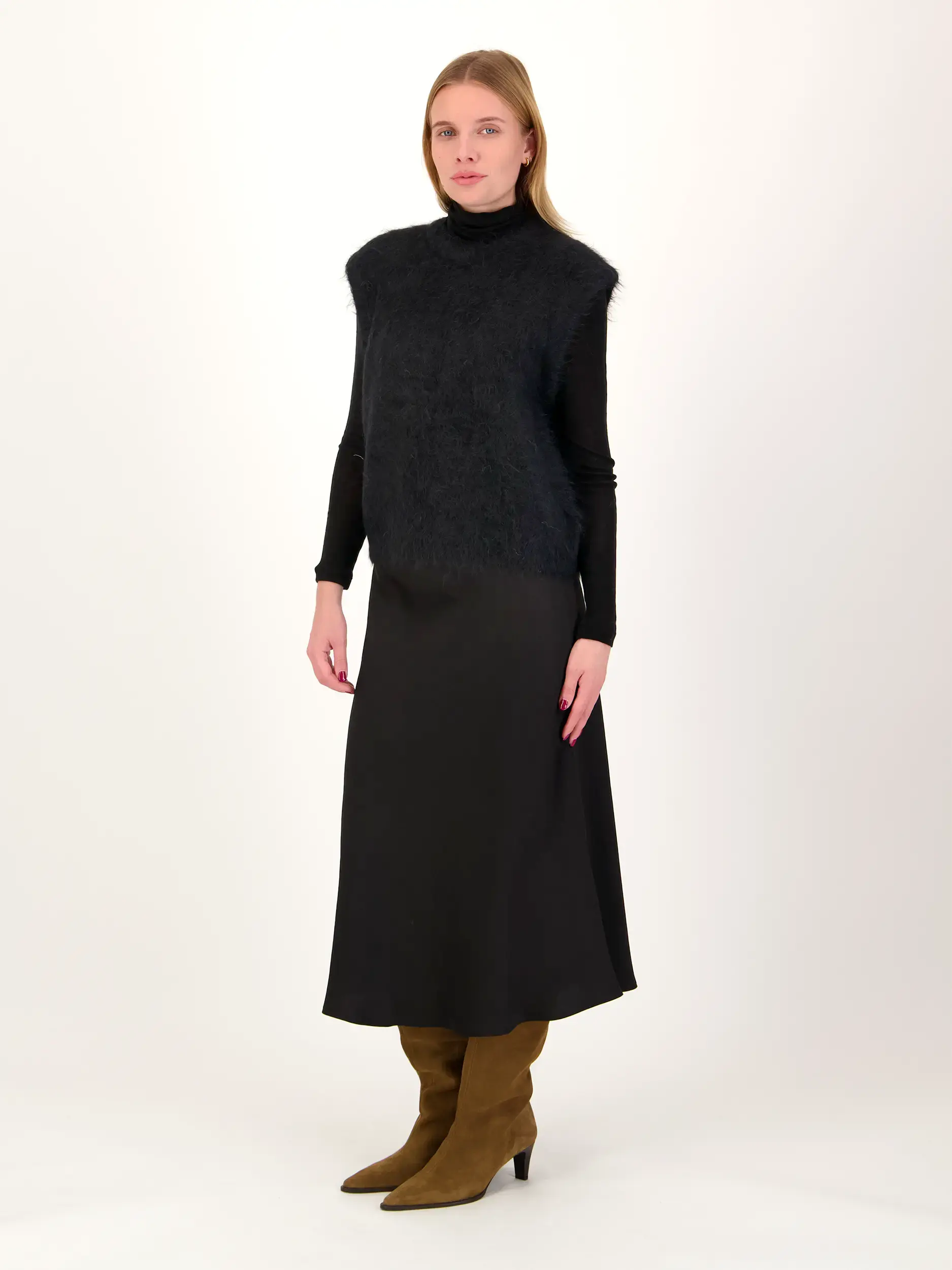 Pullunder 'Nib' aus Alpakawolle - Artikel Teil eines Outfits getragen von einem Modell - Farbe: Schwarz