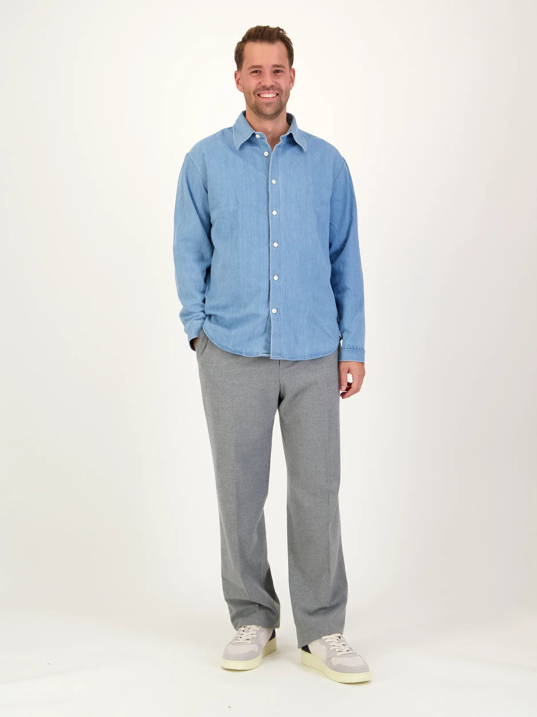 Hose 'Francesco' - Artikel Teil eines Outfits getragen von einem Modell - Farbe: Grau