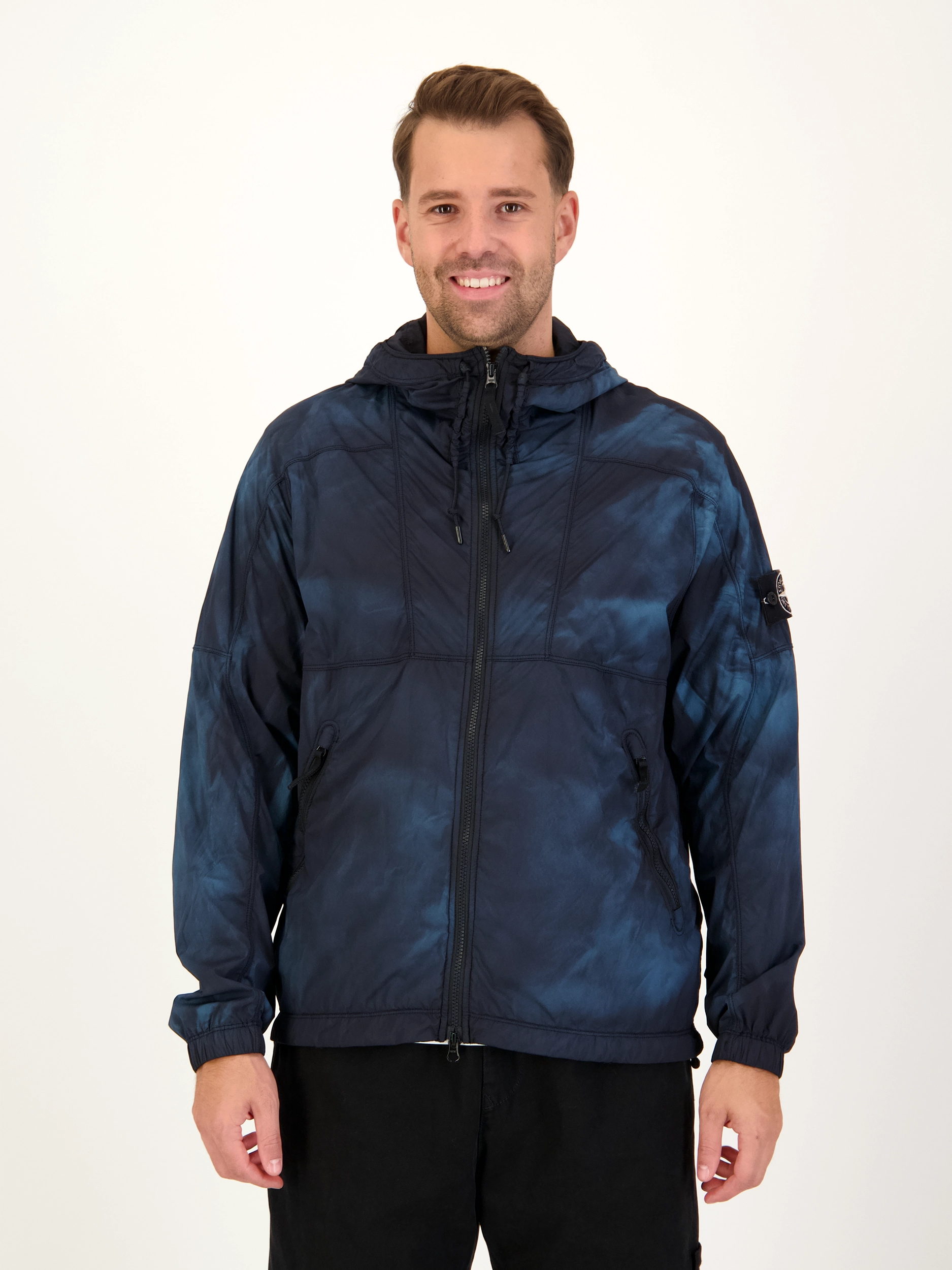 Wasserabweisende Jacke - Artikel Vorderseite getragen von einem Modell - Farbe: Schwarz