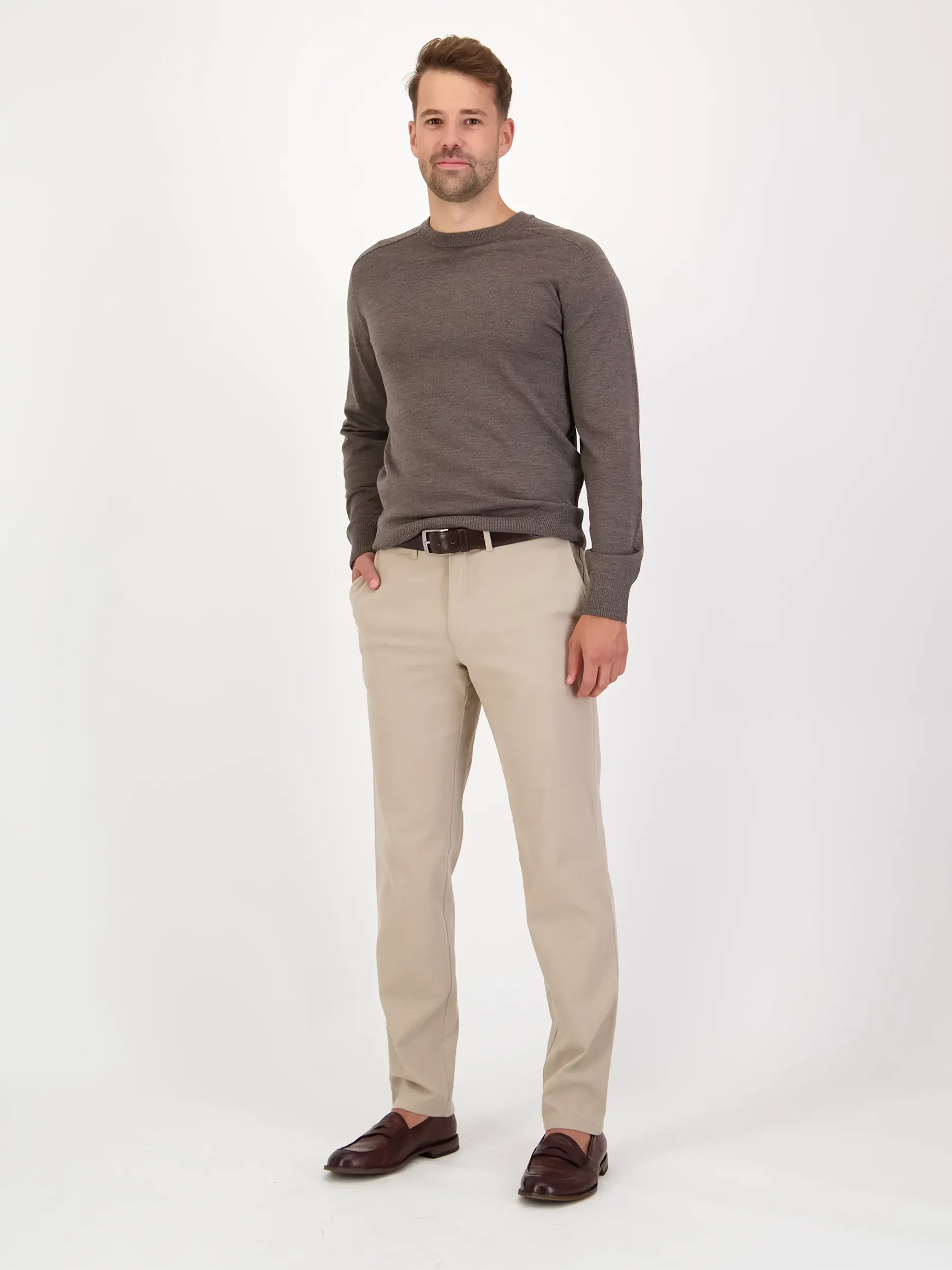 Hose 'Jasper' - Artikel Teil eines Outfits getragen von einem Modell - Farbe: Braun