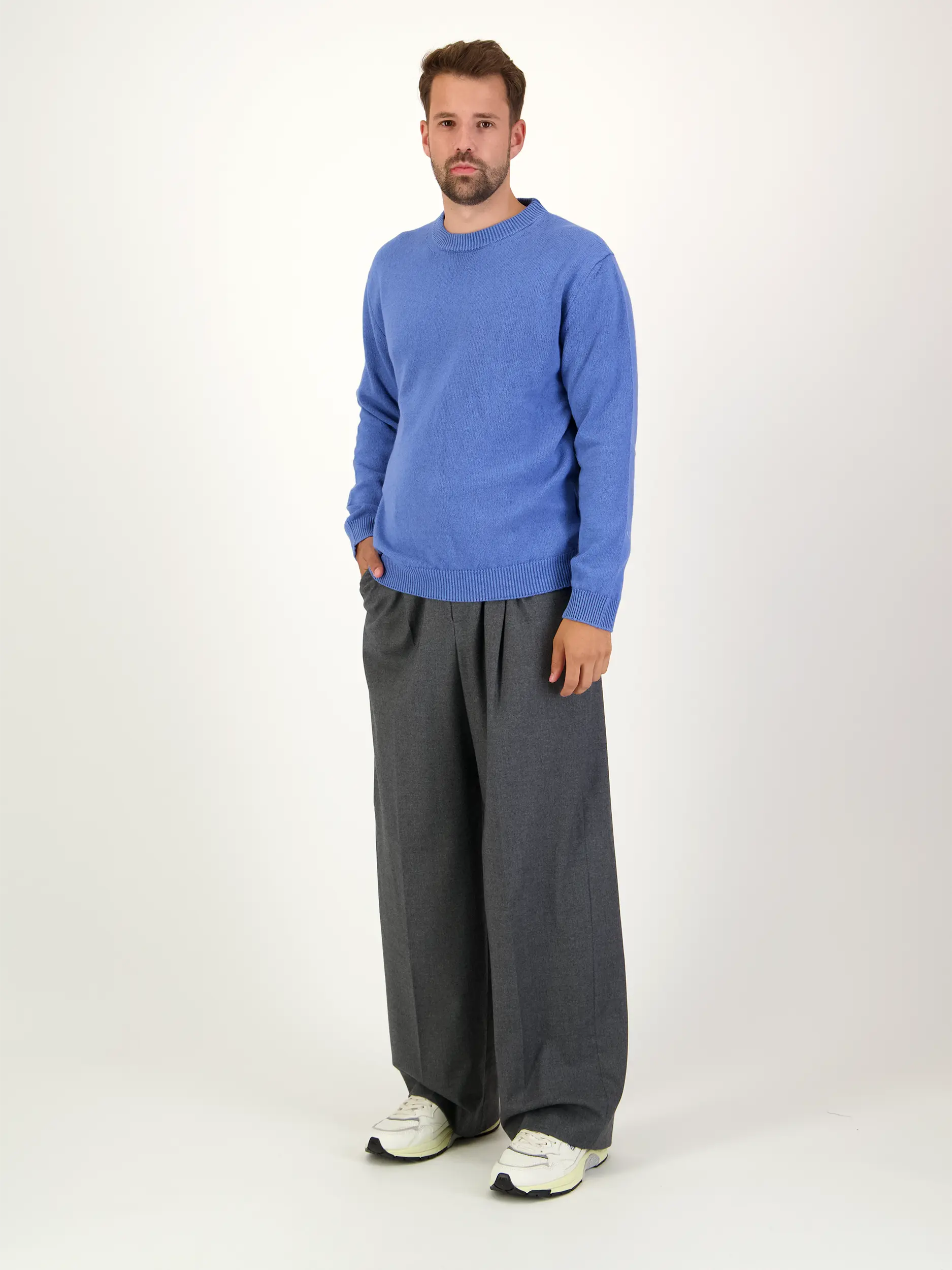 Pullover aus Kaschmir langarm - Artikel Teil eines Outfits getragen von einem Modell - Farbe: Blau
