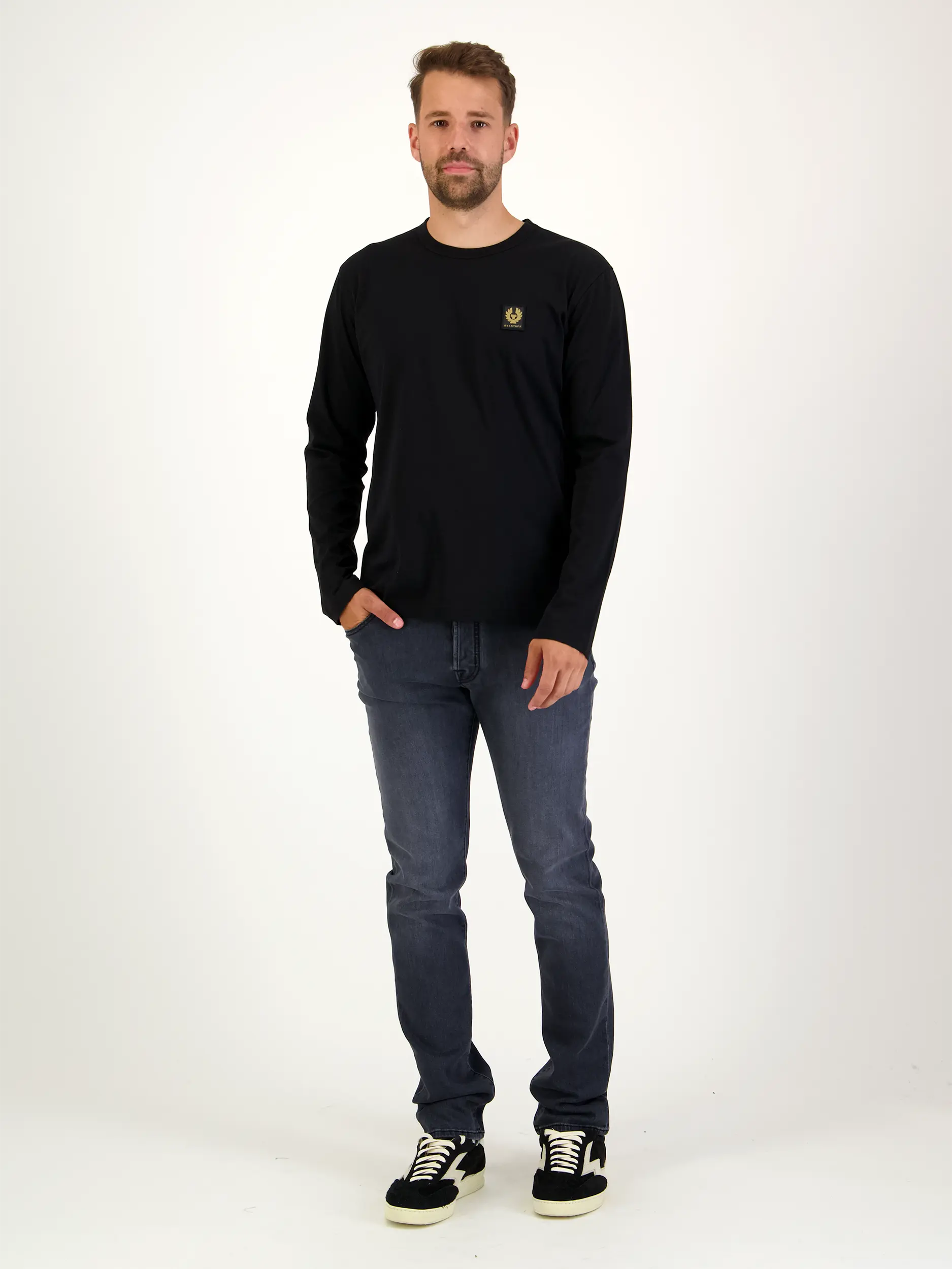 Langarmshirt - Artikel Teil eines Outfits getragen von einem Modell - Farbe: Schwarz