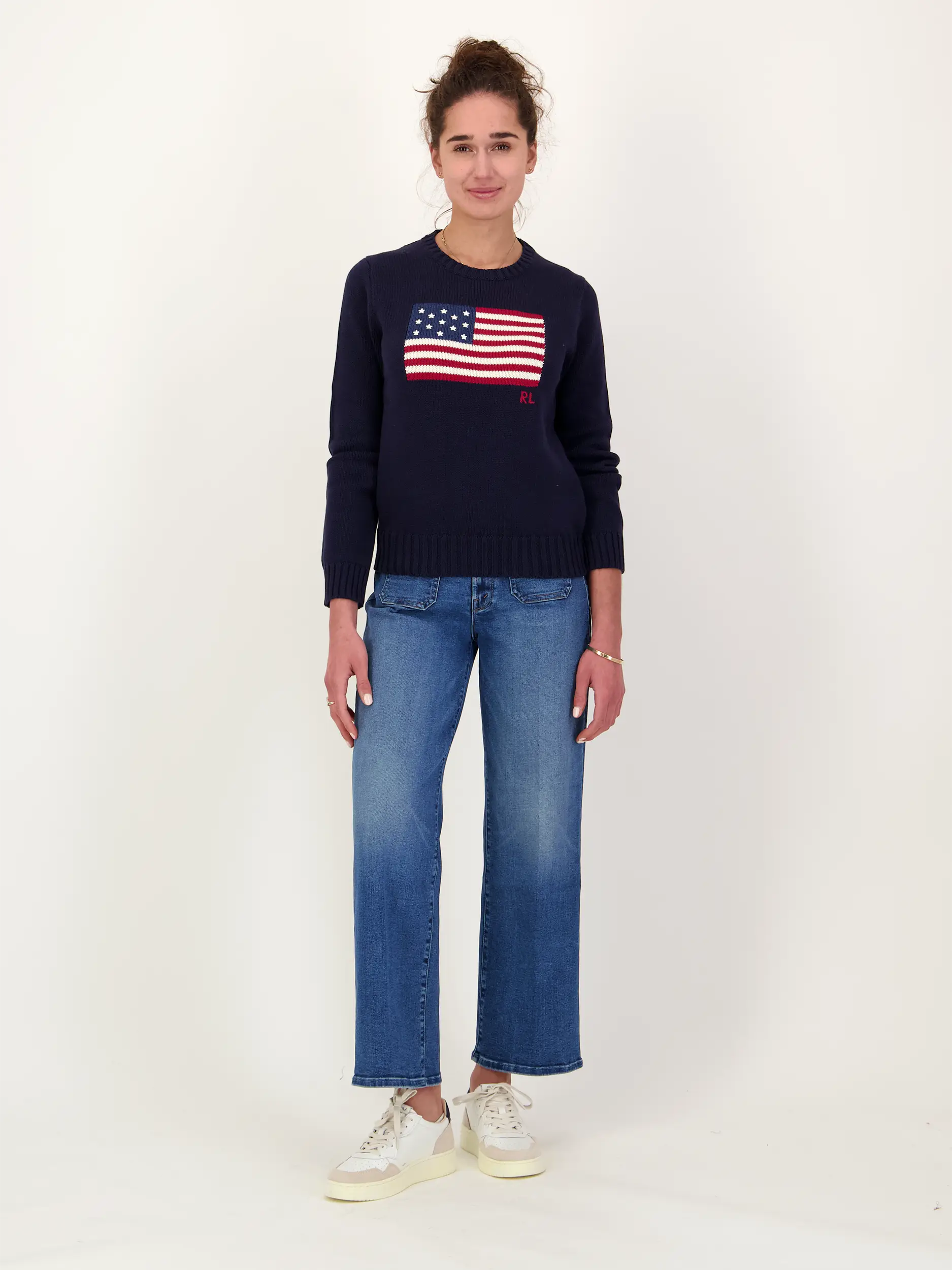 Mid Rise Straight Leg Jeans - Artikel Teil eines Outfits getragen von einem Modell - Farbe: Blau