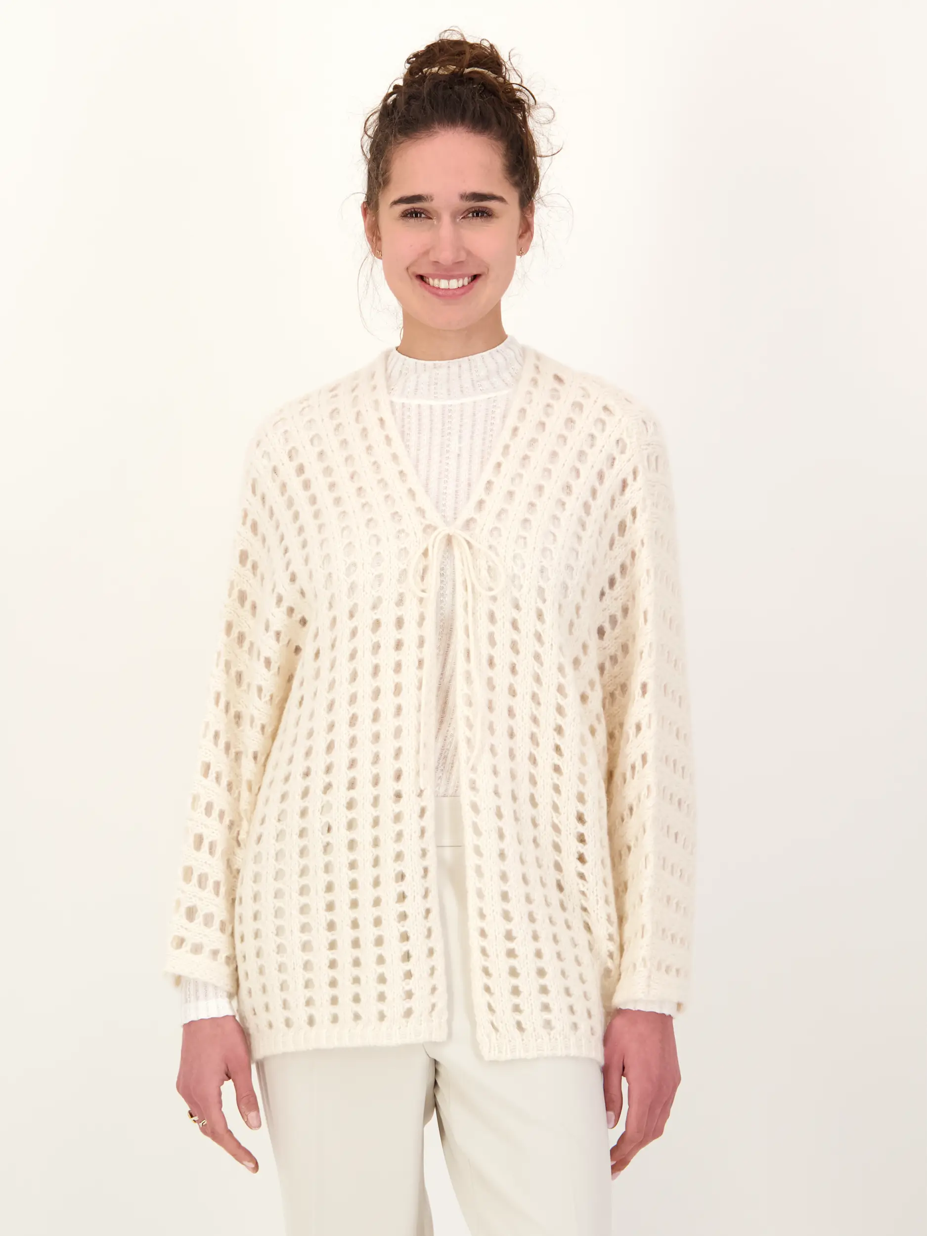 Strickjacke 'Asagao' aus Kaschmir Seide Mix - Artikel Vorderseite getragen von einem Modell - Farbe: Creme
