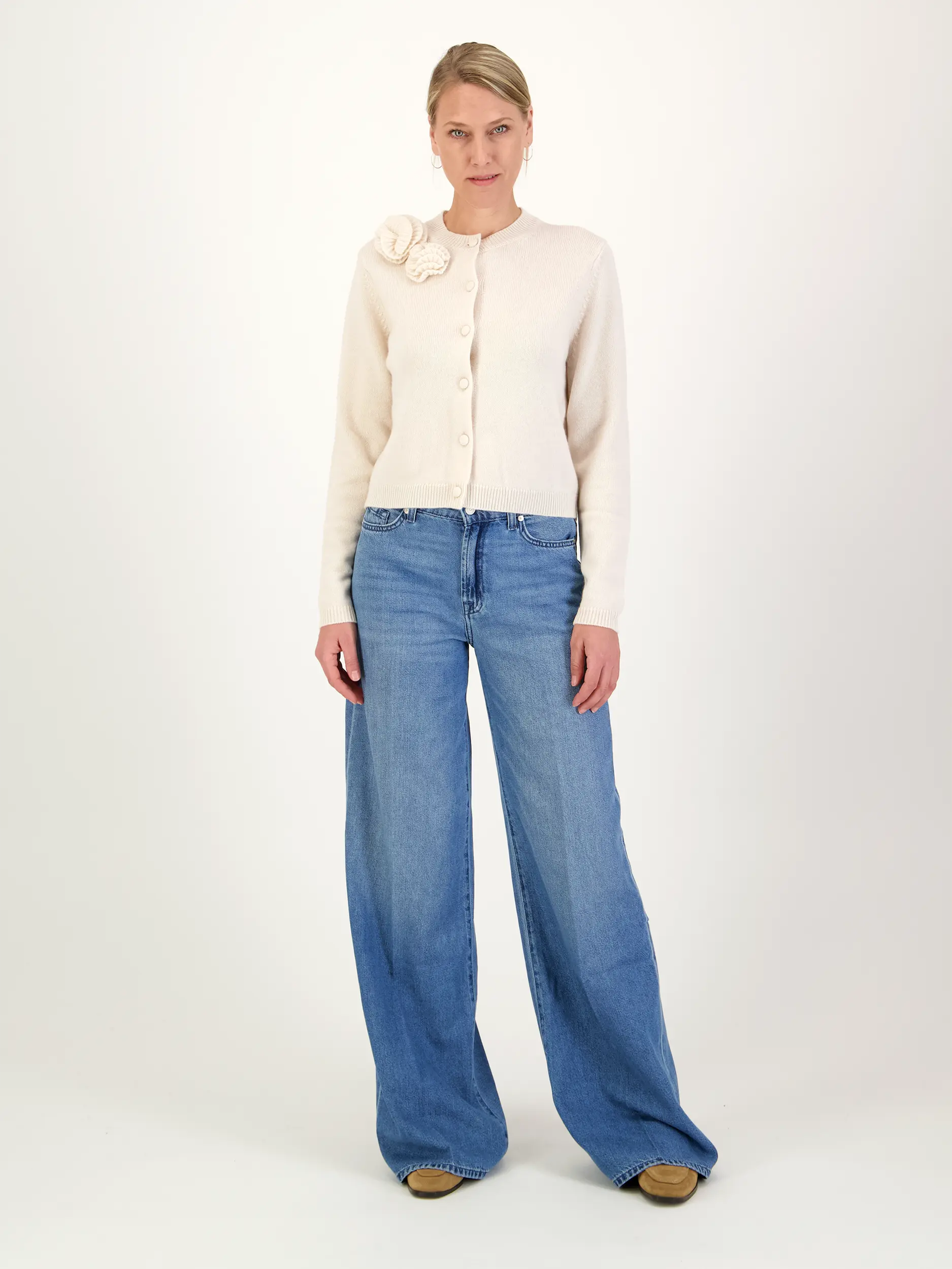 Strickjacke aus Wolle - Artikel Teil eines Outfits getragen von einem Modell - Farbe: Creme