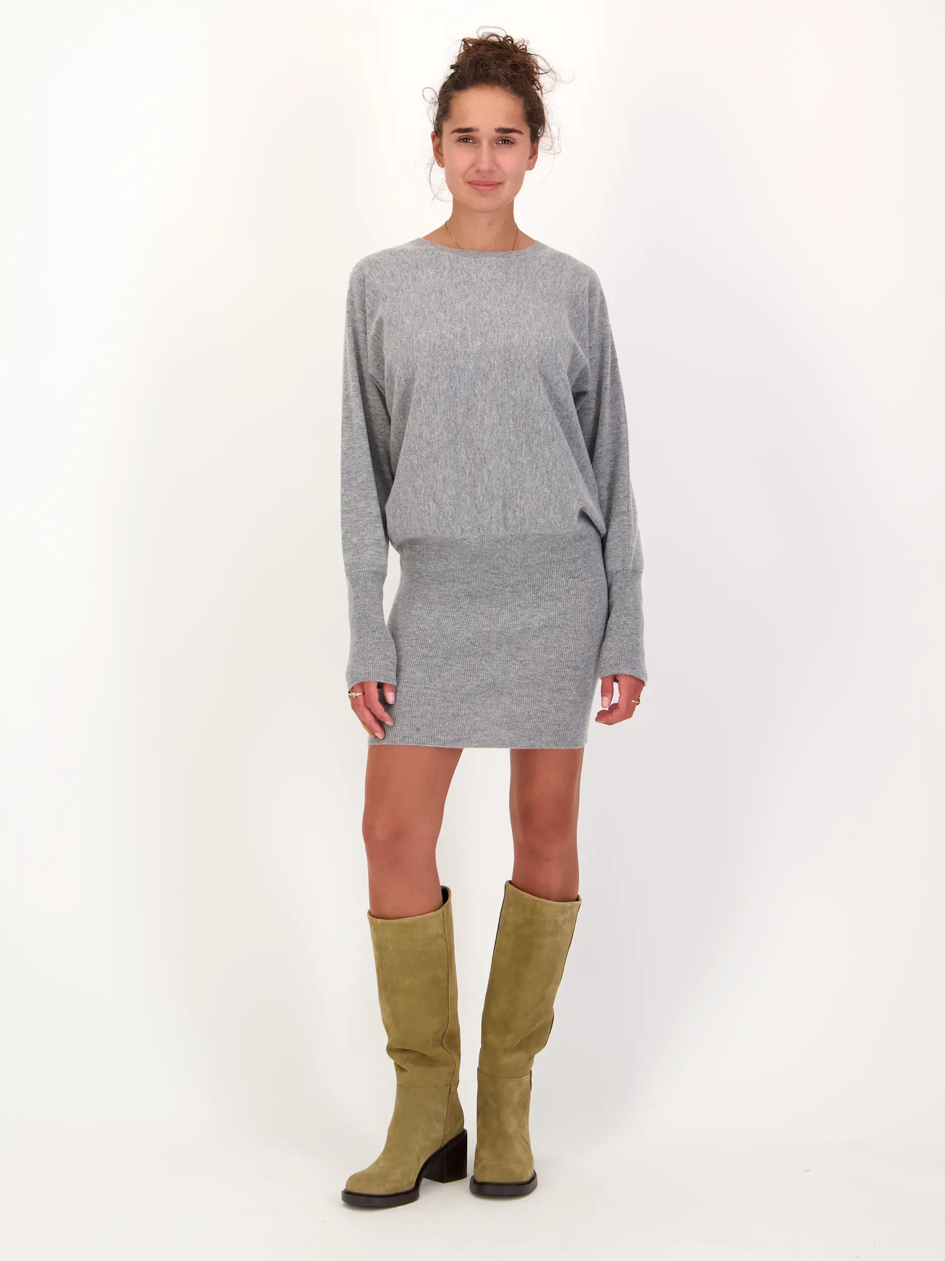 Midi Strickkleid aus Kaschmir-Mix langarm - Artikel Vorderseite getragen von einem Modell - Farbe: Grau