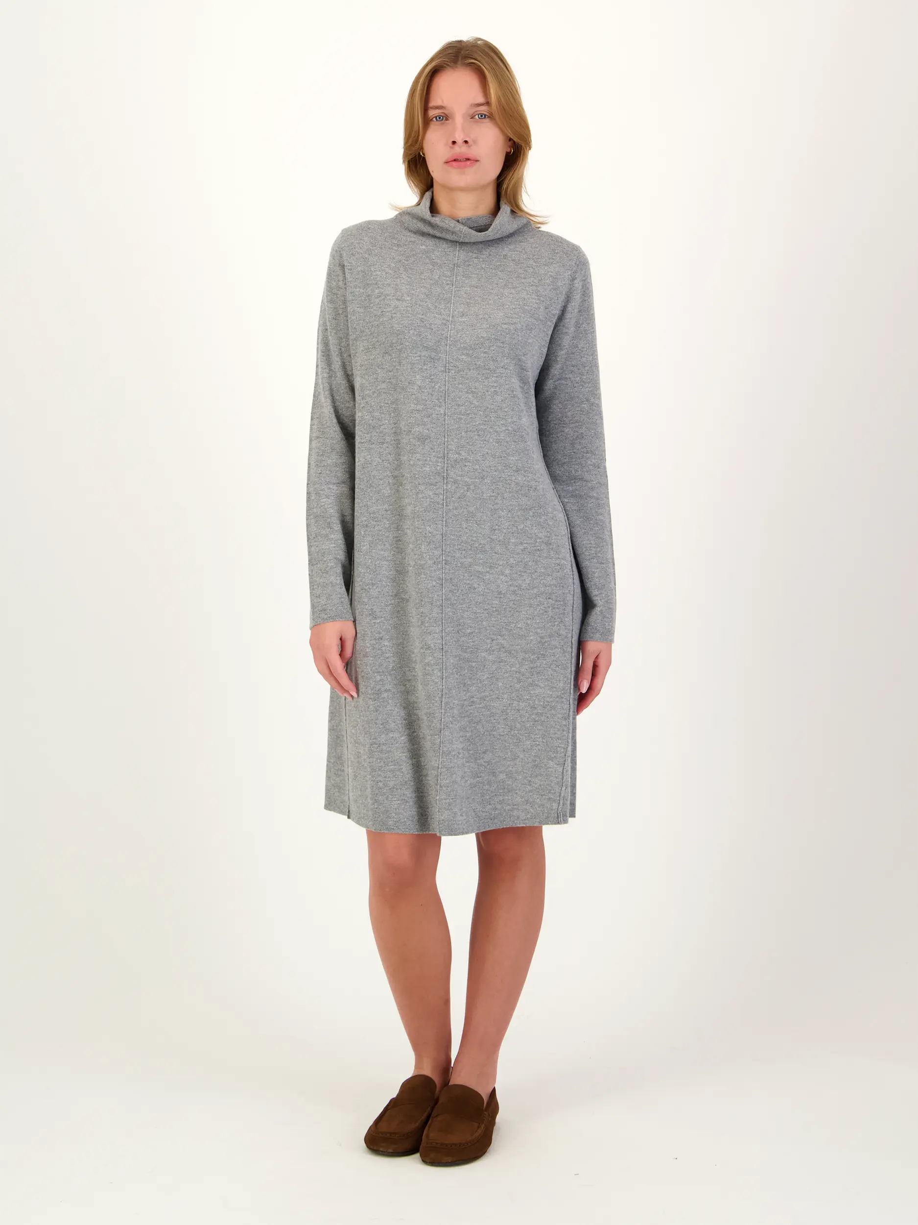 Midi Wollkleid langarm - Artikel Vorderseite getragen von einem Modell - Farbe: Grau