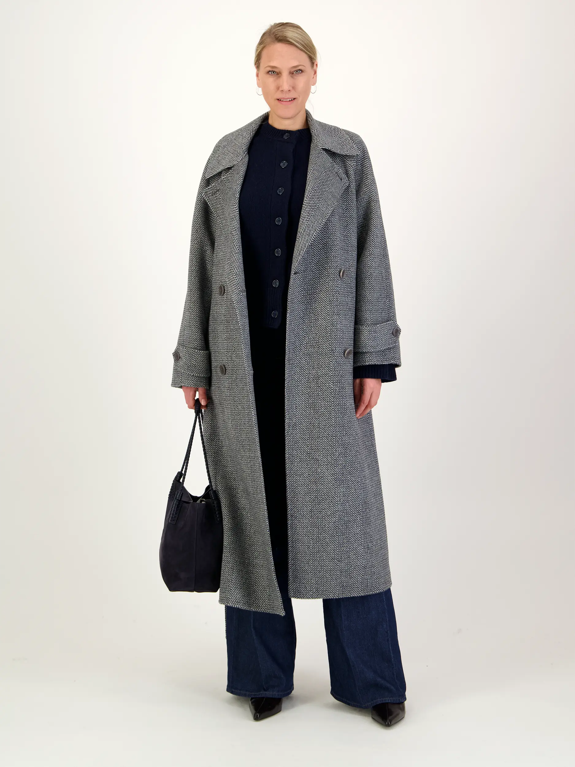 Strickjacke 'Dorothea' aus Kaschmir-Mix langarm - Artikel Teil eines Outfits getragen von einem Modell - Farbe: Blau
