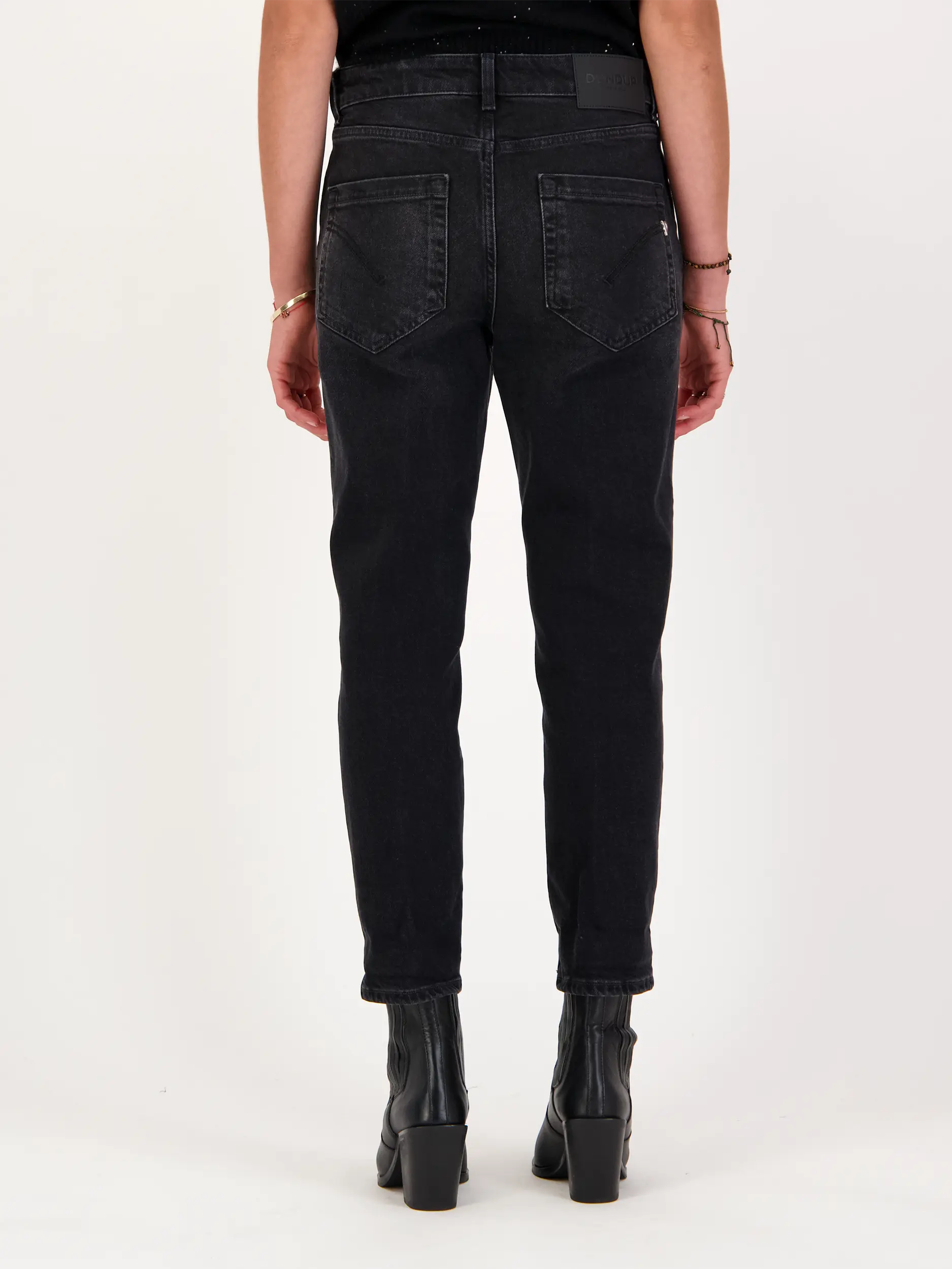High Rise Loose Fit Jeans 'Koons' - Artikel Rückseite getragen von einem Modell - Farbe: Schwarz