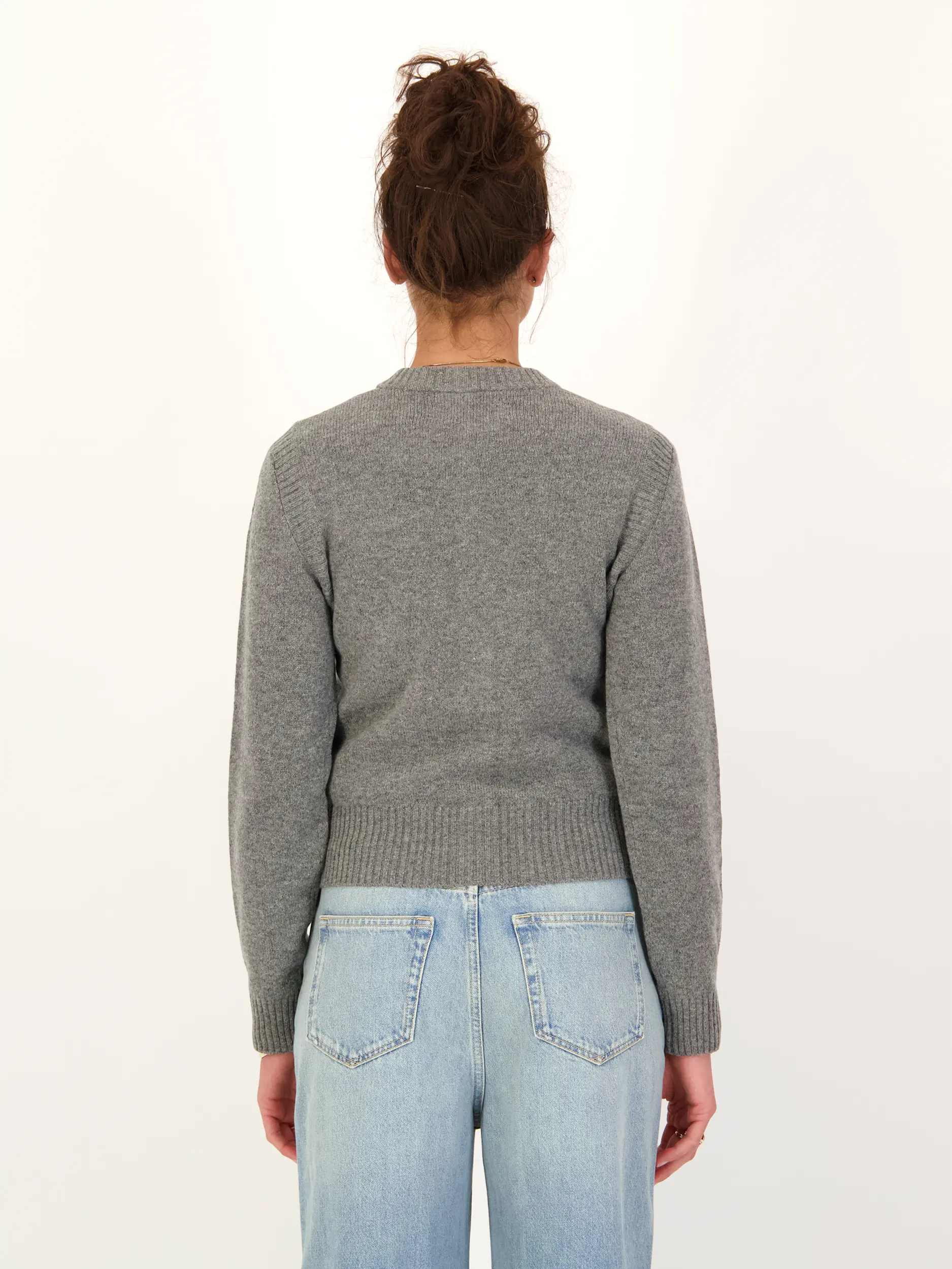 Strickjacke 'Saelifshort' aus Wolle - Artikel Rückseite getragen von einem Modell - Farbe: Grau