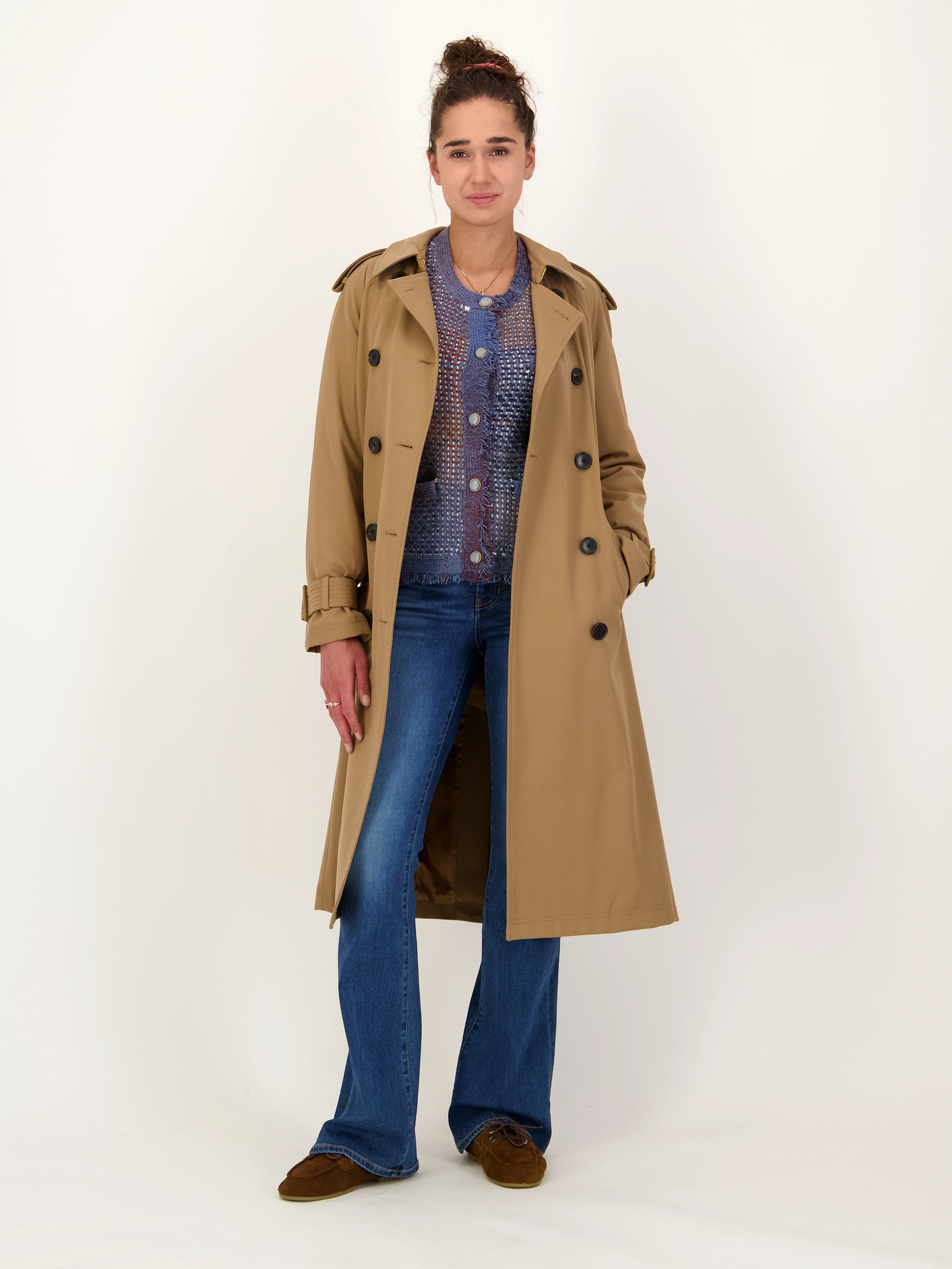 High Rise Flared Leg Jeans 'Beverly' - Artikel Teil eines Outfits getragen von einem Modell - Farbe: Blau