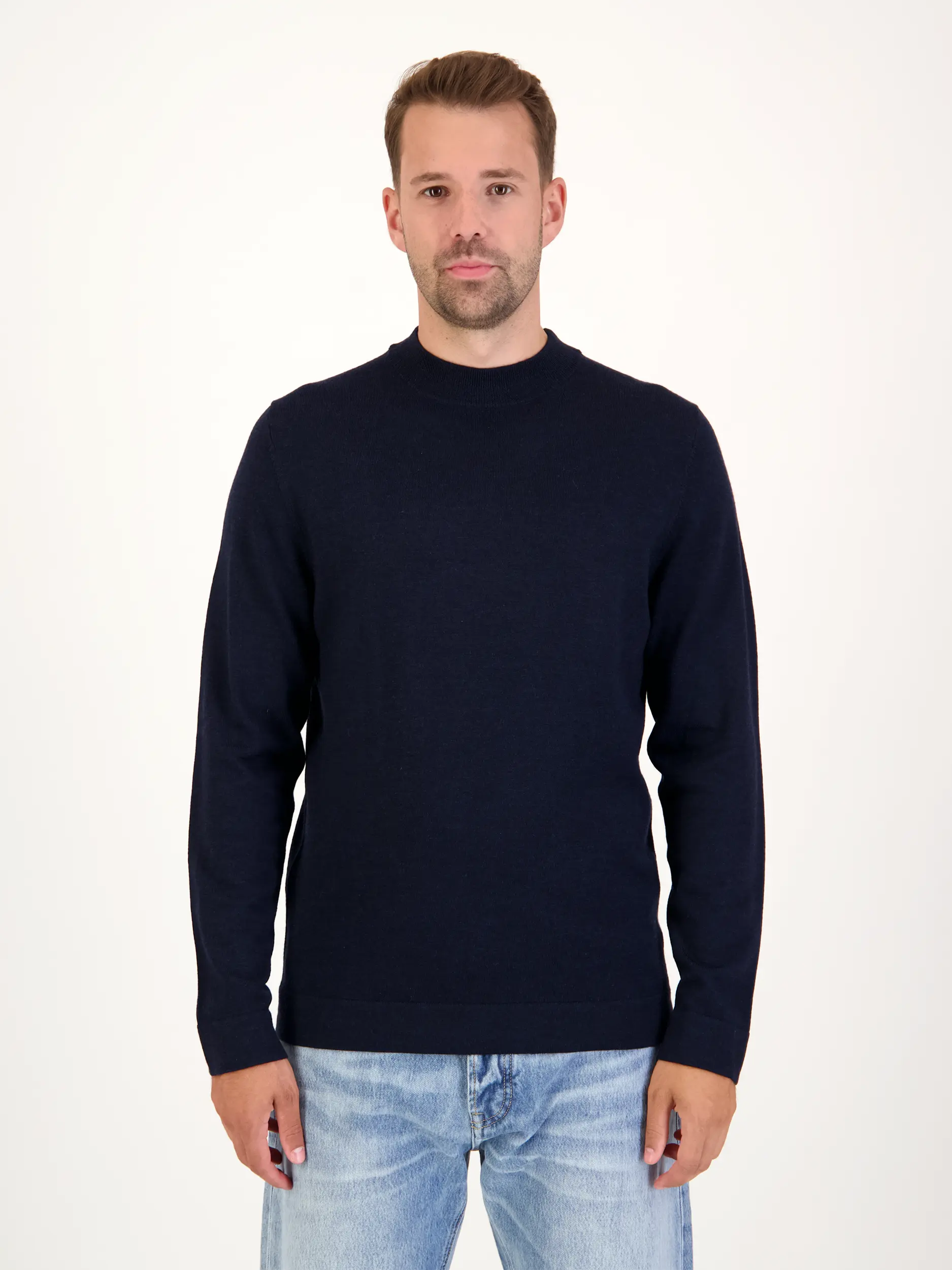 Pullover 'Arwon' aus Schurwolle langarm - Artikel Vorderseite getragen von einem Modell - Farbe: Blau