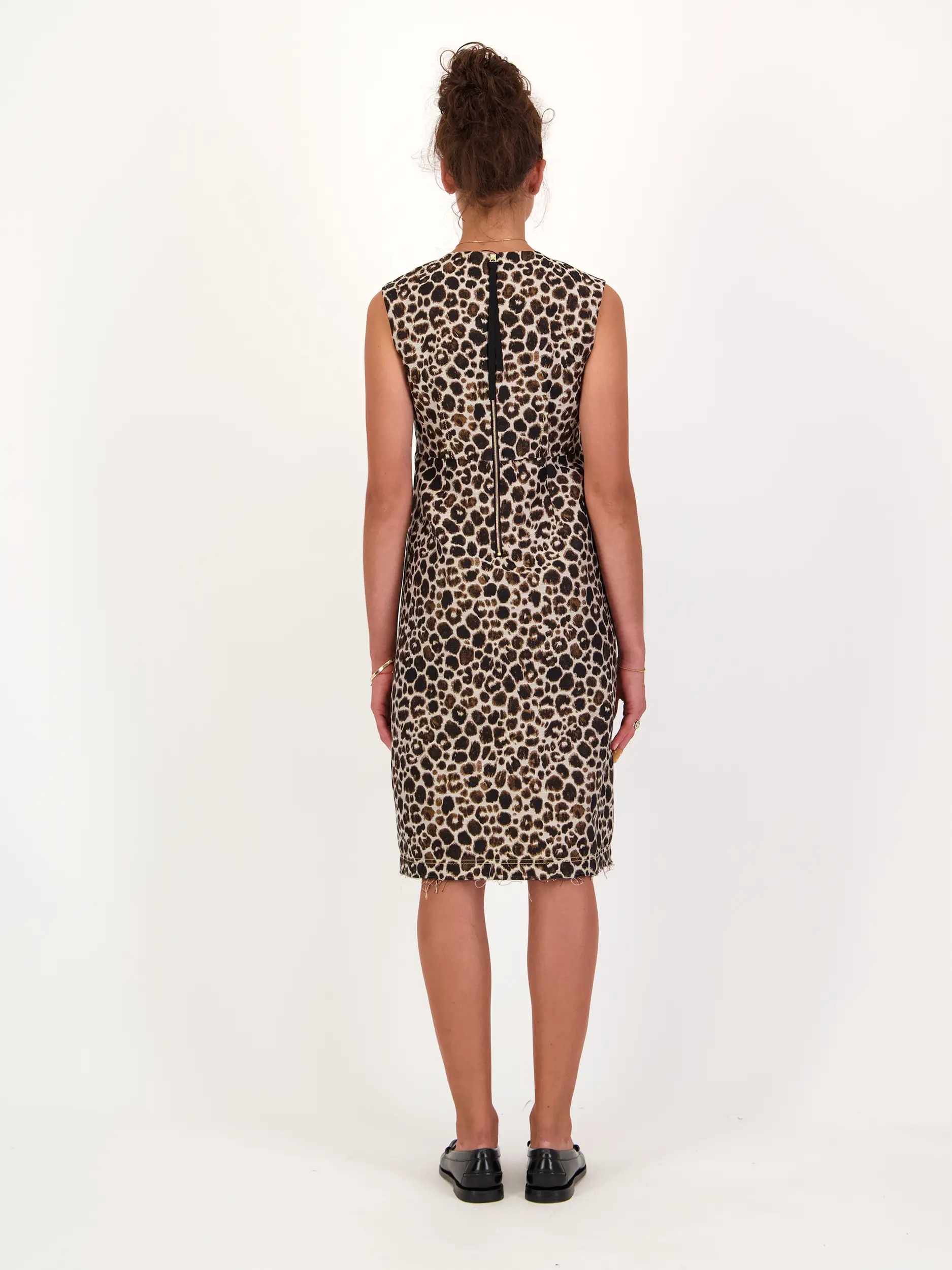 Leopard Jacquard Kleid - Artikel Rückseite getragen von einem Modell - Farbe: Braun