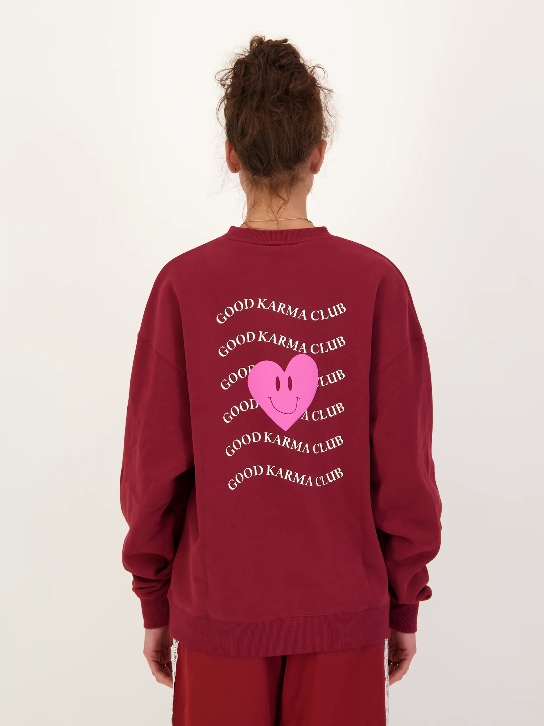 Sweatshirt 'Good Karma Wave' - Artikel Rückseite getragen von einem Modell - Farbe: Rot