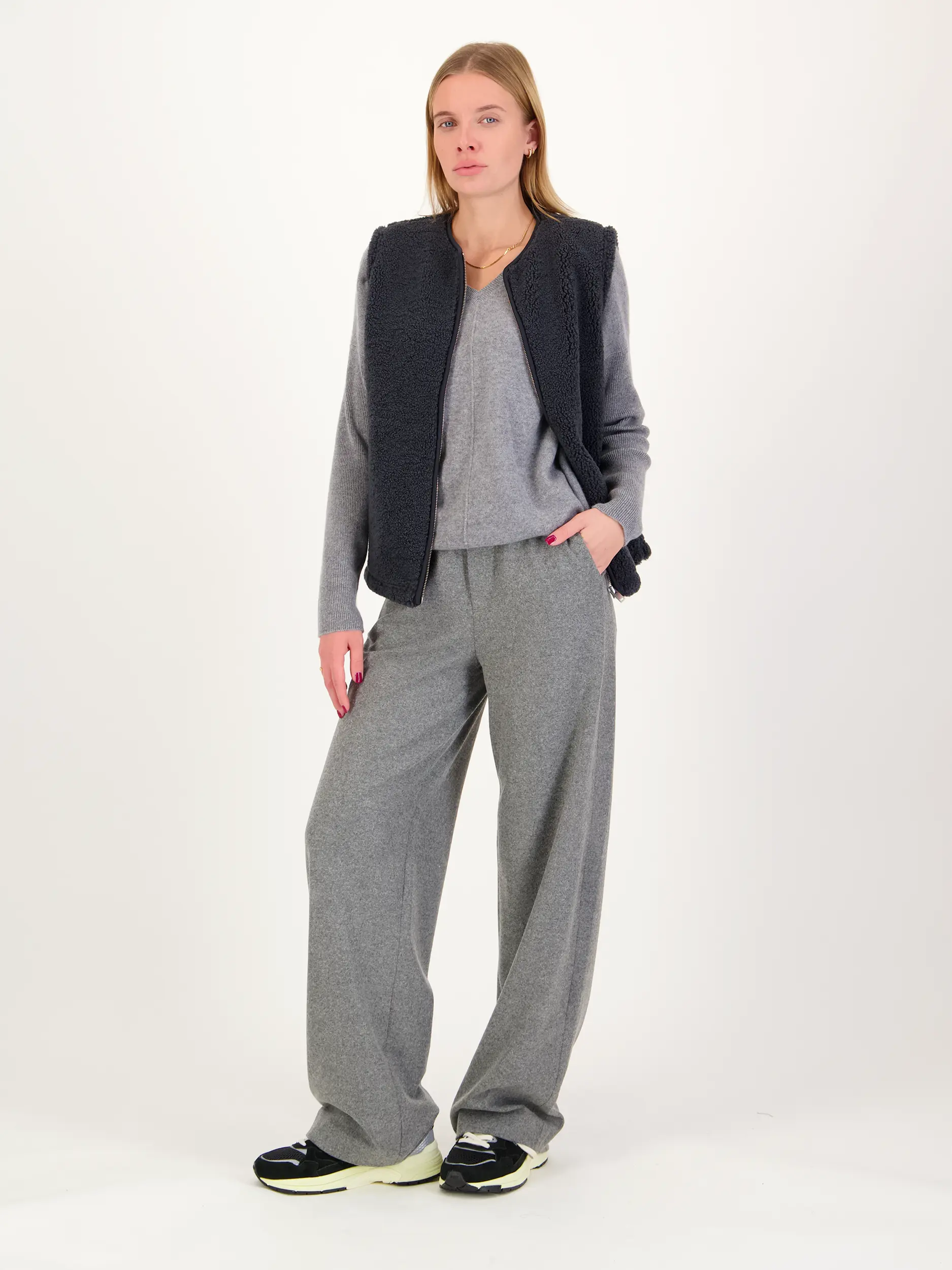 Hose 'Consider' aus Woll-Mix - Artikel Teil eines Outfits getragen von einem Modell - Farbe: Grau