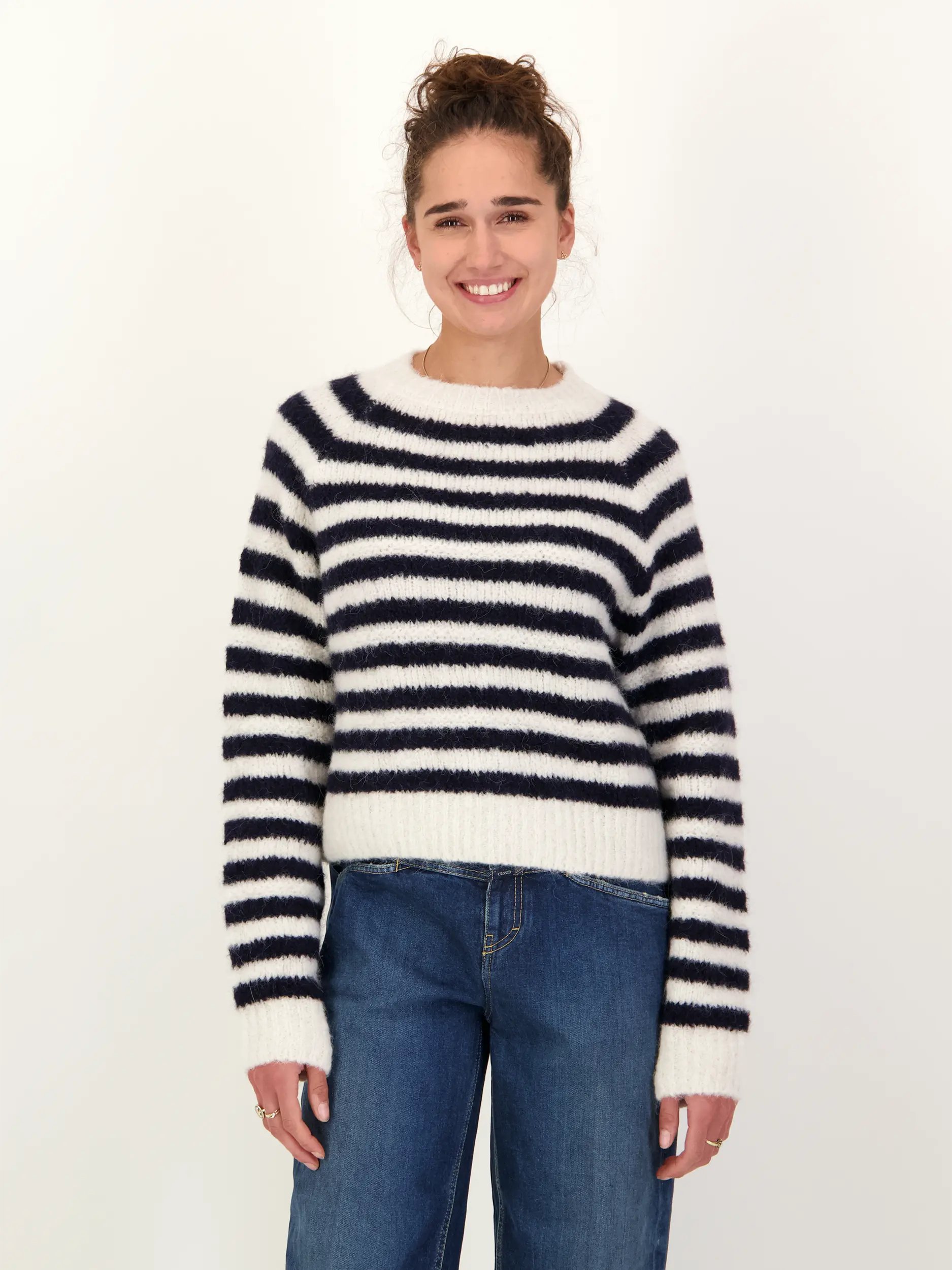 Gestreifter Pullover 'Pulloverstripe' aus Alpaka langarm - Artikel Vorderseite getragen von einem Modell - Farbe: Blau