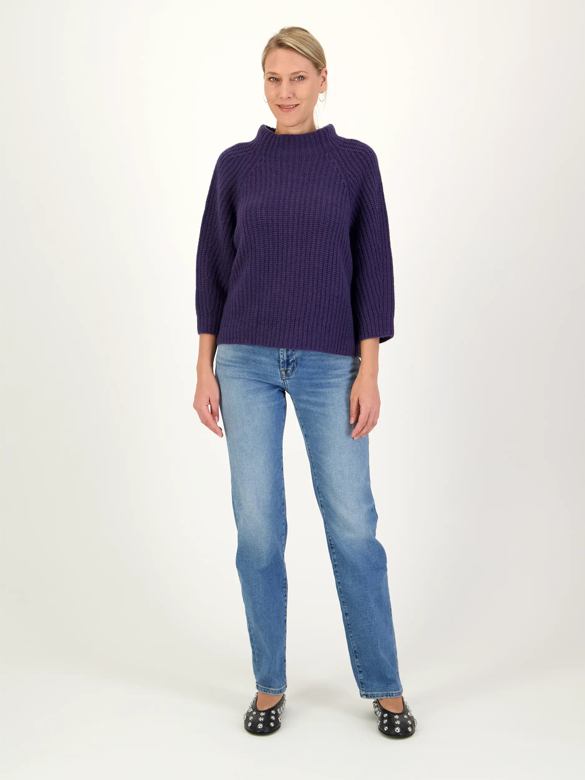 Pullover 'Fallou' aus Kaschmir langarm - Artikel Teil eines Outfits getragen von einem Modell - Farbe: Violett