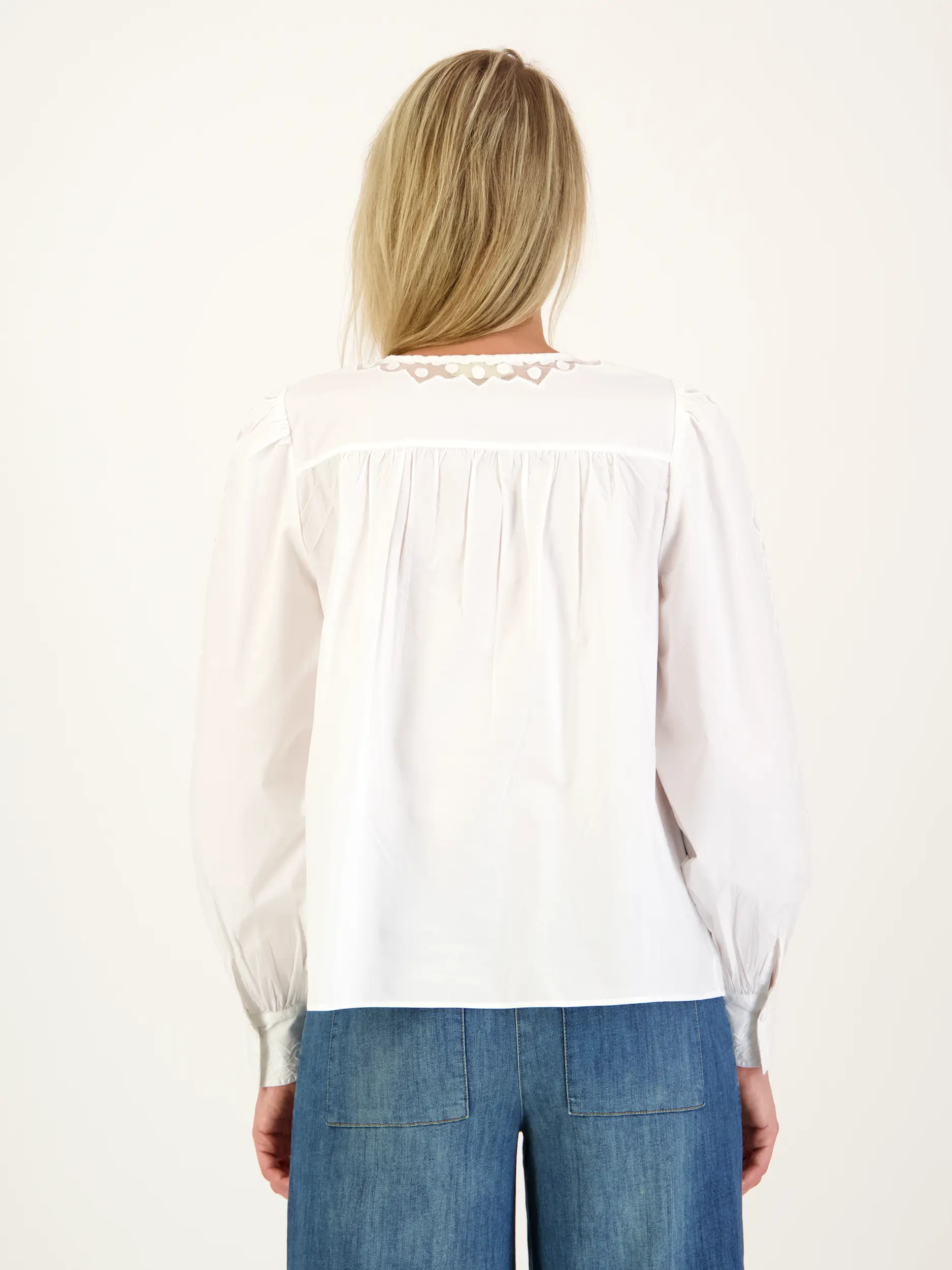 Baumwollbluse 'Kady' mit Stickerei langarm - Artikel Rückseite getragen von einem Modell