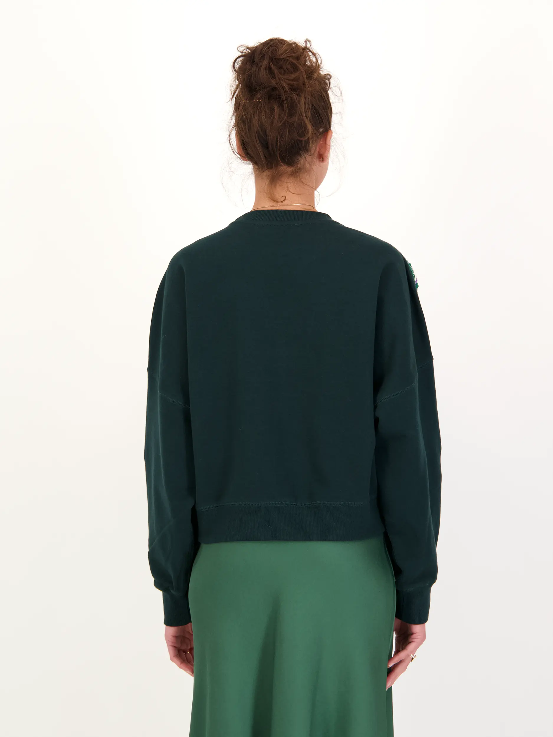 Gemustertes Sweatshirt 'Issu' mit Pailletten langarm - Artikel Rückseite getragen von einem Modell - Farbe: Grün