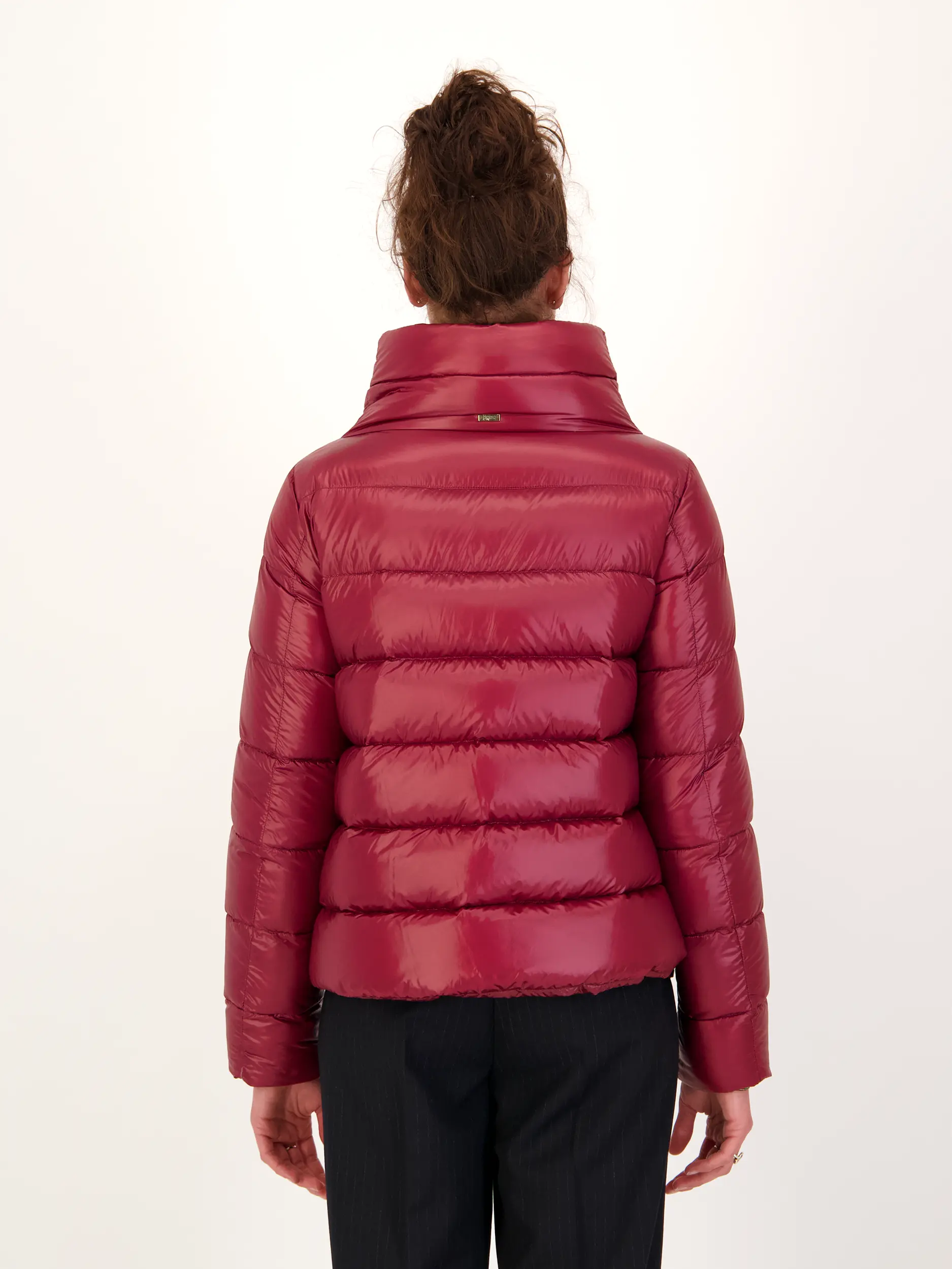 Daunenjacke - Artikel Rückseite getragen von einem Modell - Farbe: Rot Daunenjacke - Artikel Rückseite getragen von einem Modell - Farbe: Rot