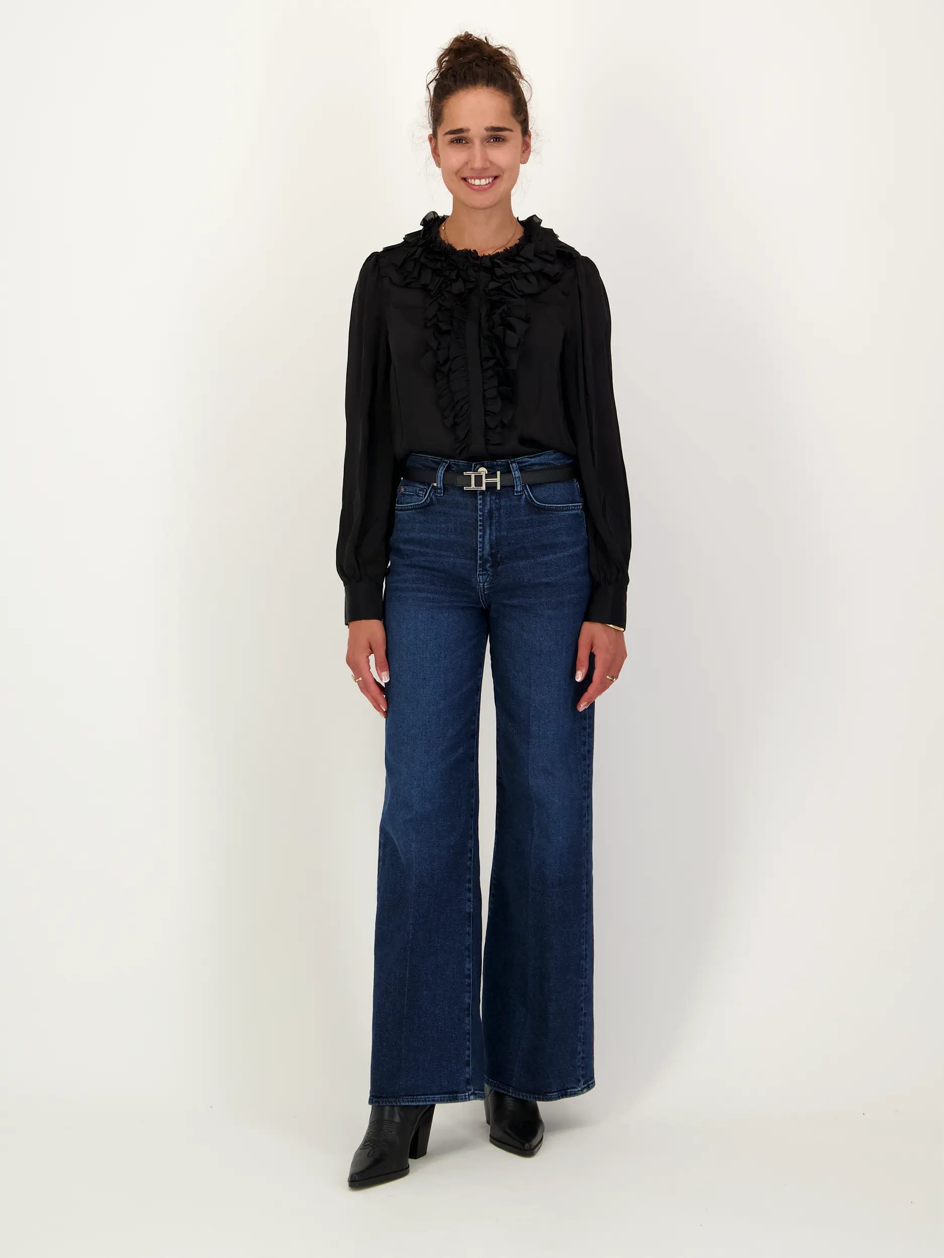 Bluse 'Rouen' aus Seide langarm - Artikel Teil eines Outfits getragen von einem Modell - Farbe: Schwarz