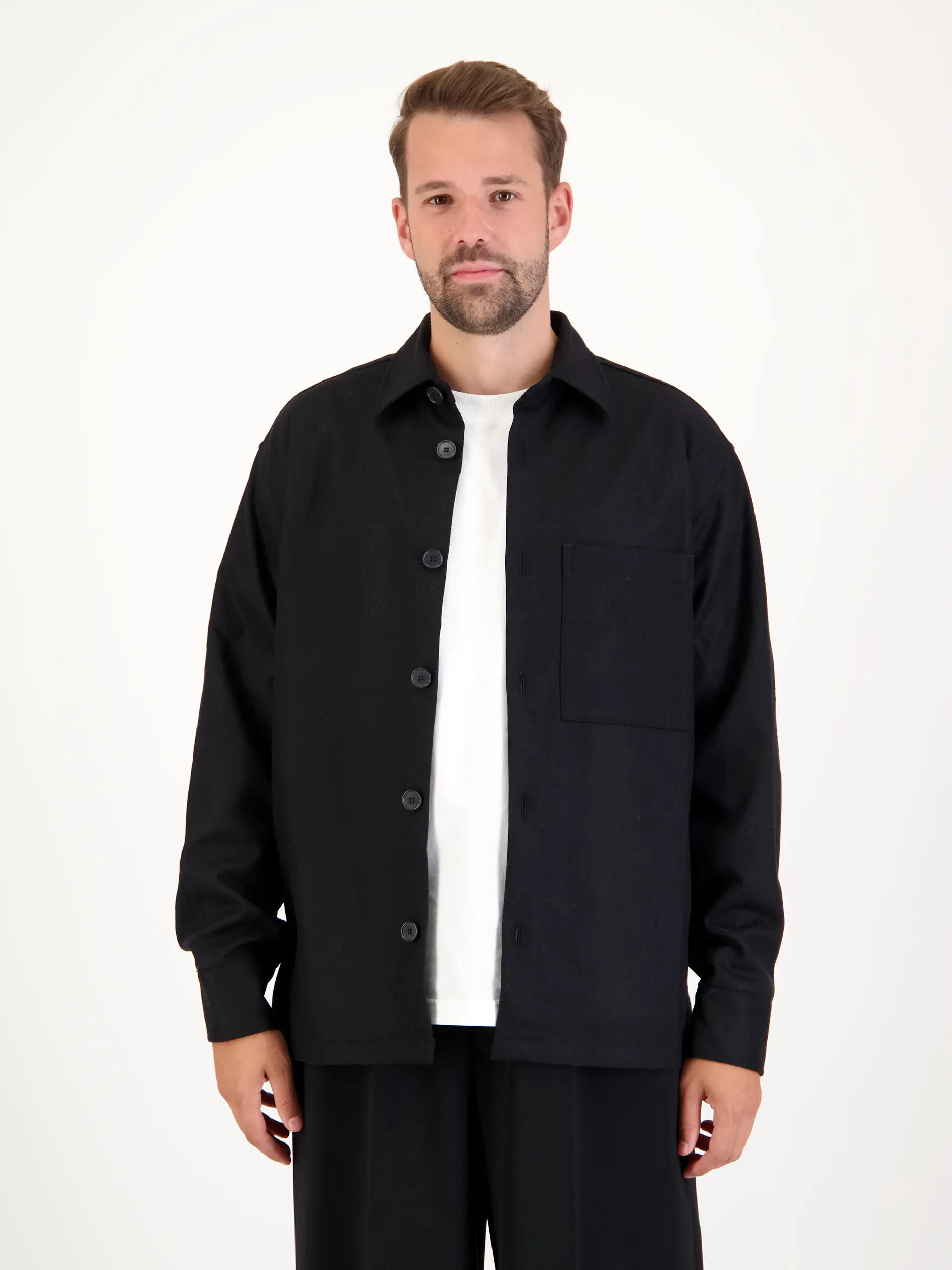 Overshirt 'Freddy' aus Woll-Mix - Artikel Vorderseite getragen von einem Modell - Farbe: Schwarz