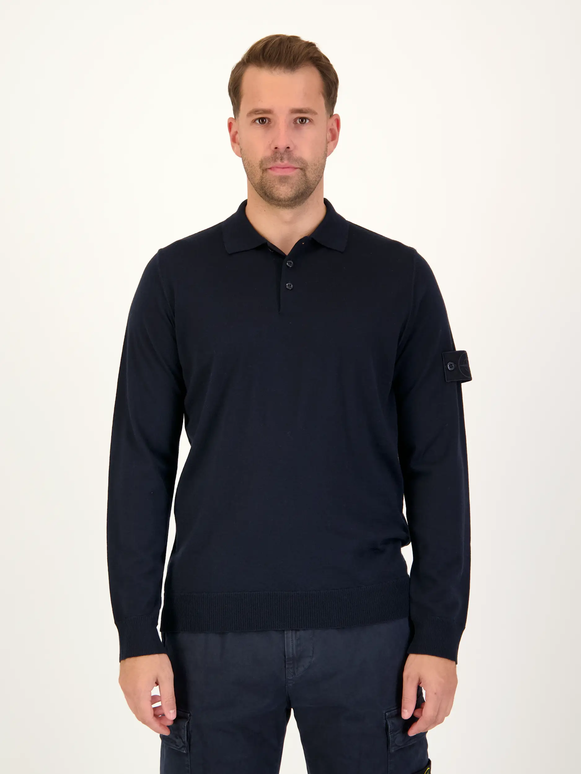 Ghost Piece Strickpolo aus Schurwolle langarm - Artikel Vorderseite getragen von einem Modell - Farbe: Blau