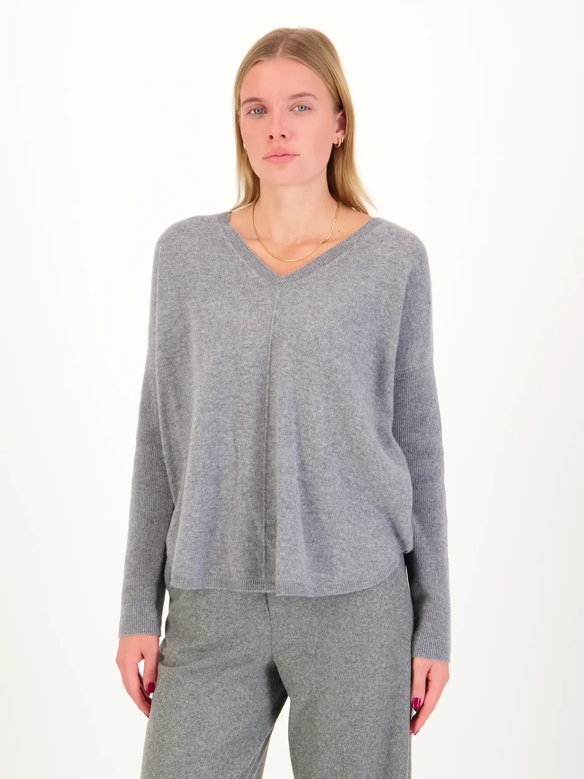 Pullover aus Kaschmir langarm - Artikel Vorderseite getragen von einem Modell - Farbe: Grau